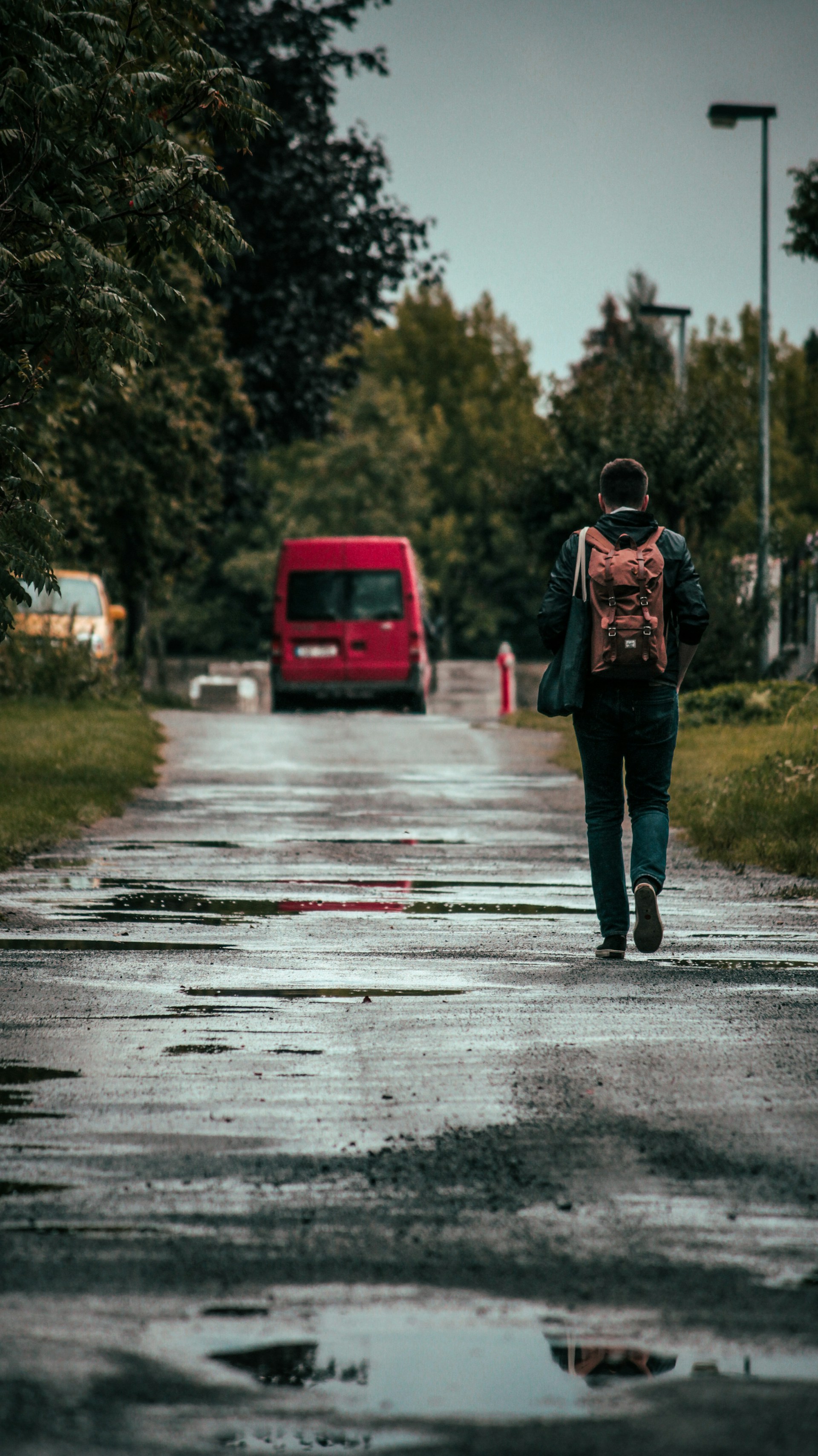 Un homme marchant sur la route | Source : Unsplash