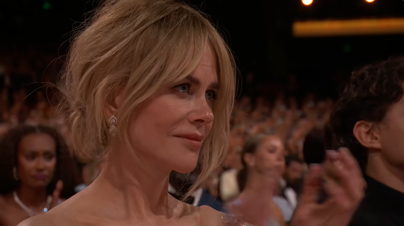 Nicole Kidman regarde depuis le public pendant que Fox prononce son discours lors de la 78e cérémonie des Emmy Awards. | Source : YouTube/Television Academy