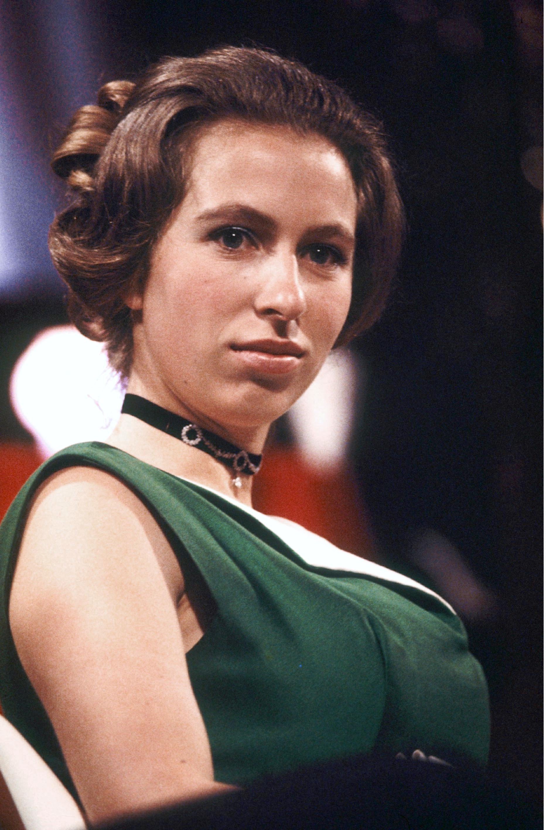 La princesse Anne assiste à la Society of Film and Television Awards, qui deviendra plus tard BAFTA le 04 mars 1971, à Londres, en Angleterre.  |  Source: Getty Images.