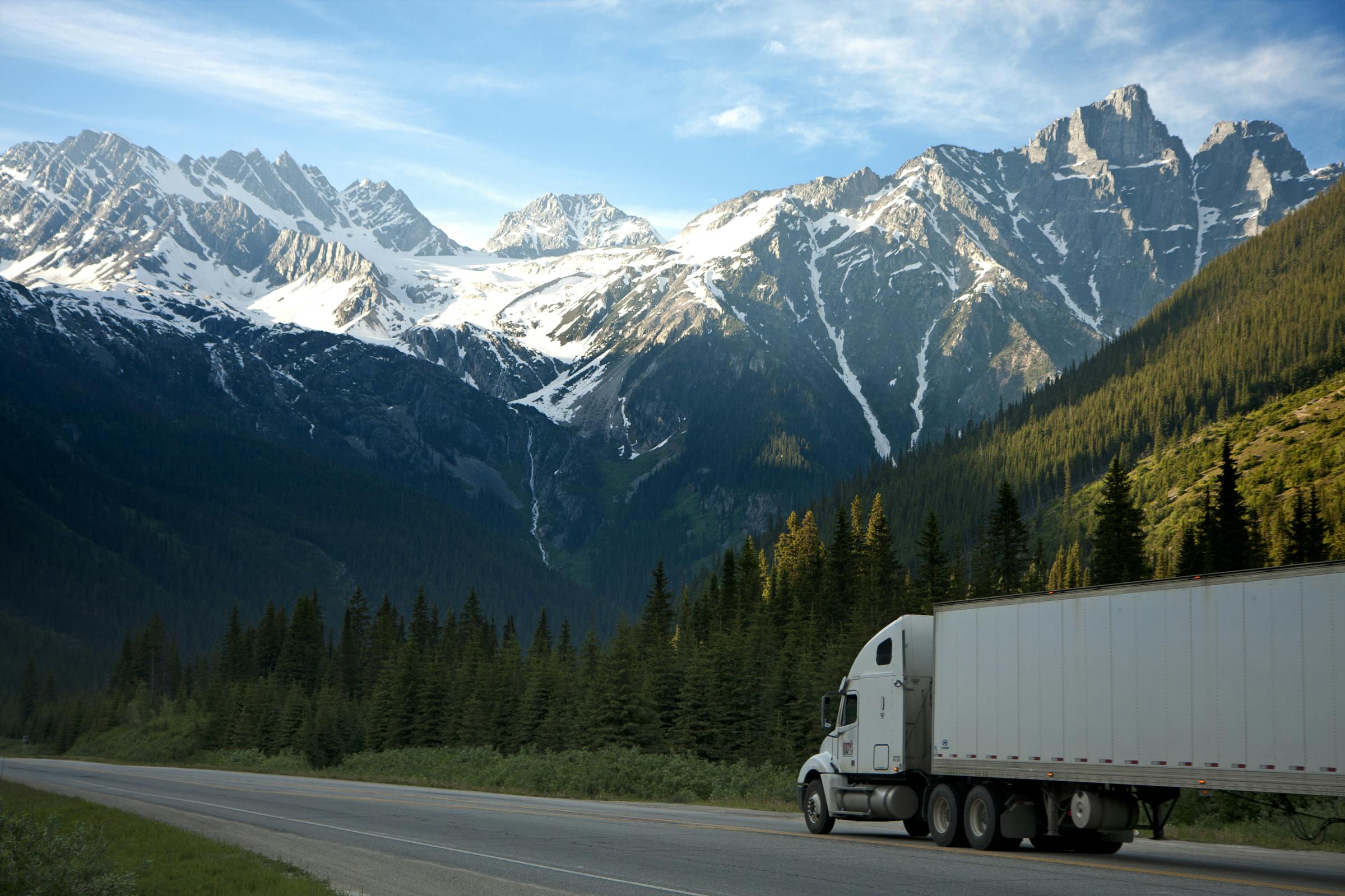 Un gros camion qui roule sur une belle route | Source : Pexels