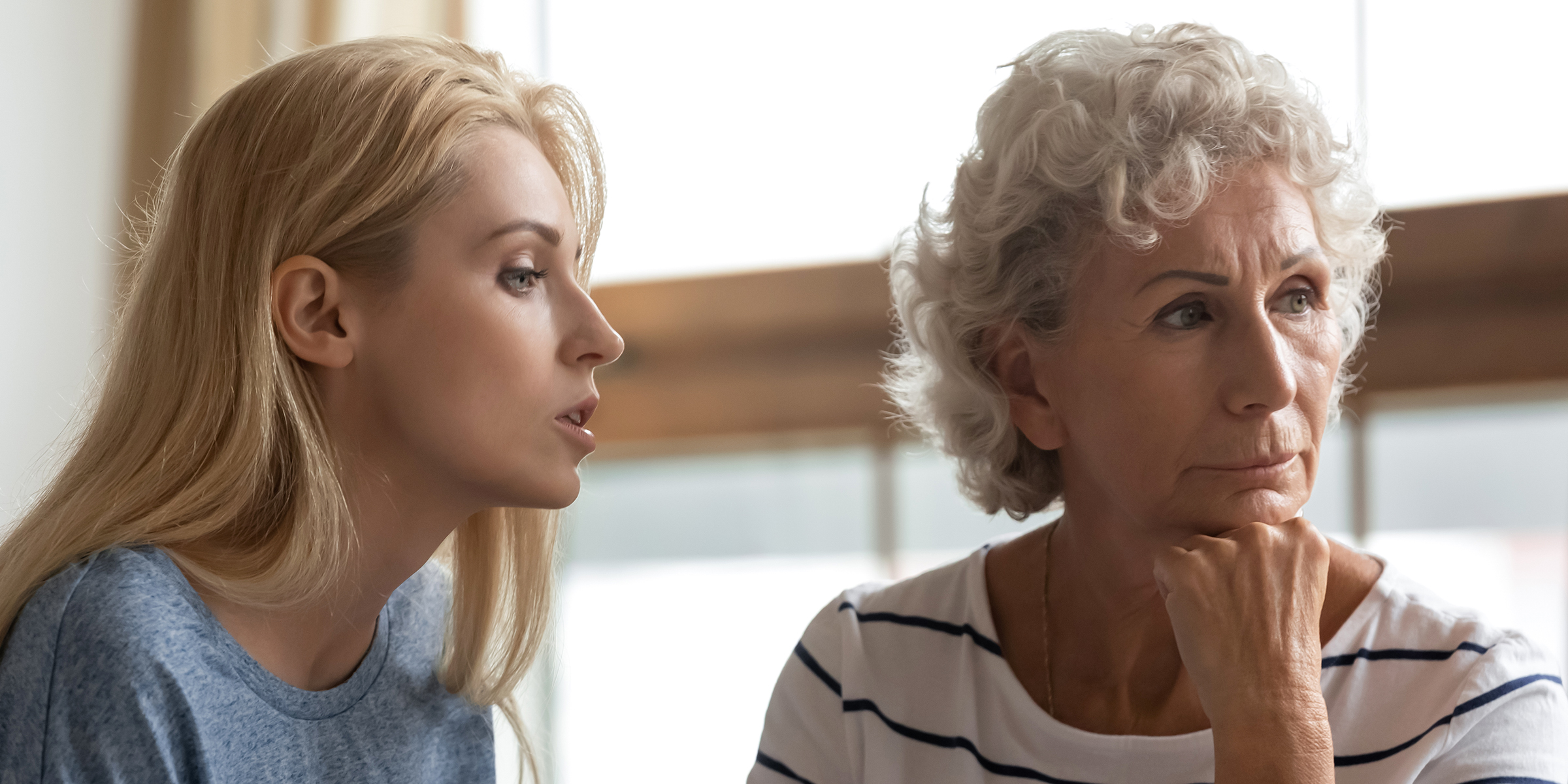 Une femme qui parle à sa mère | Source : Shutterstock