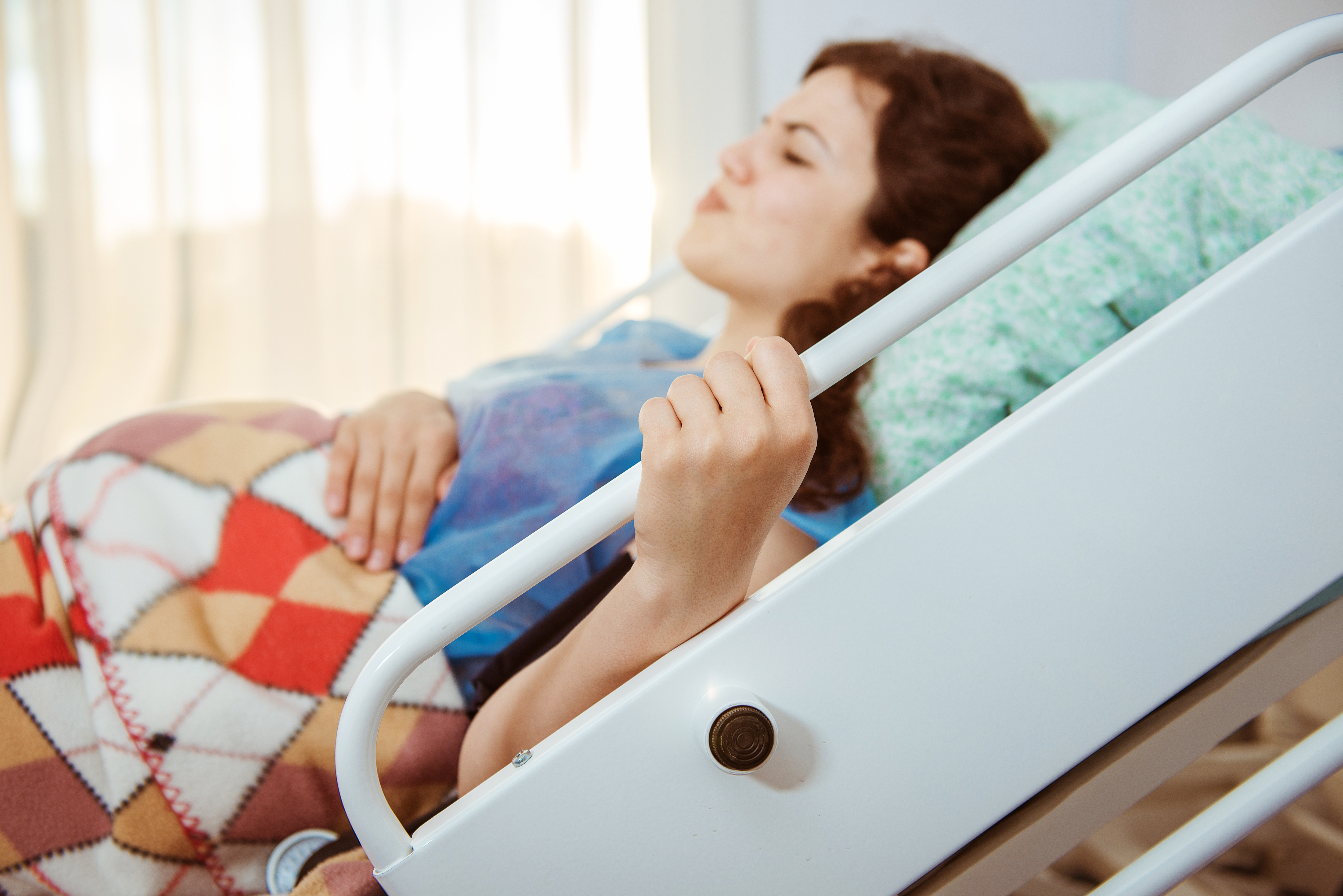 Jovem está dando à luz | Fonte: Shutterstock.com