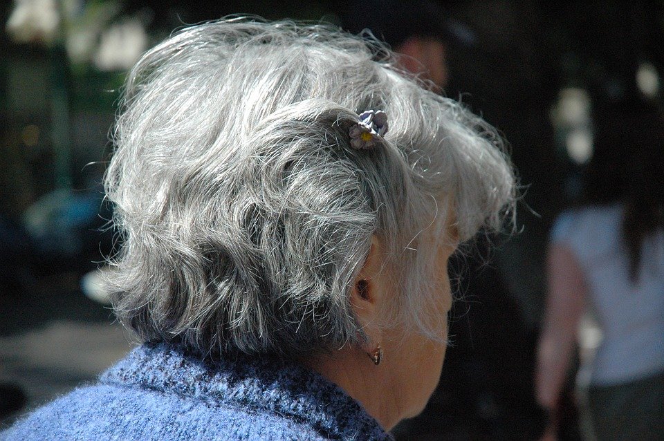 Image montrant une vieille femme. | Photo : Pixabay