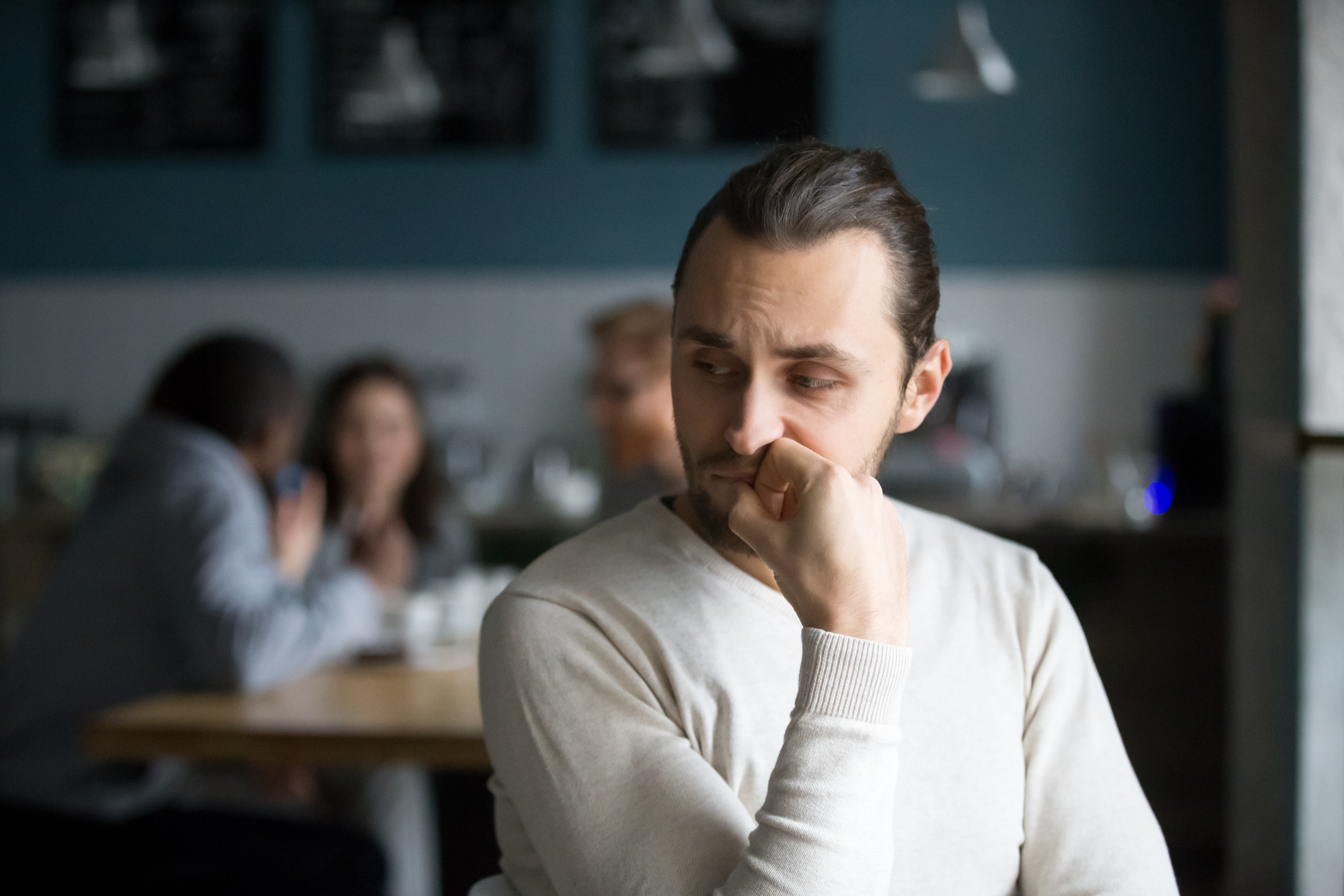 Un homme contrarié dans un restaurant | Source : Shutterstock