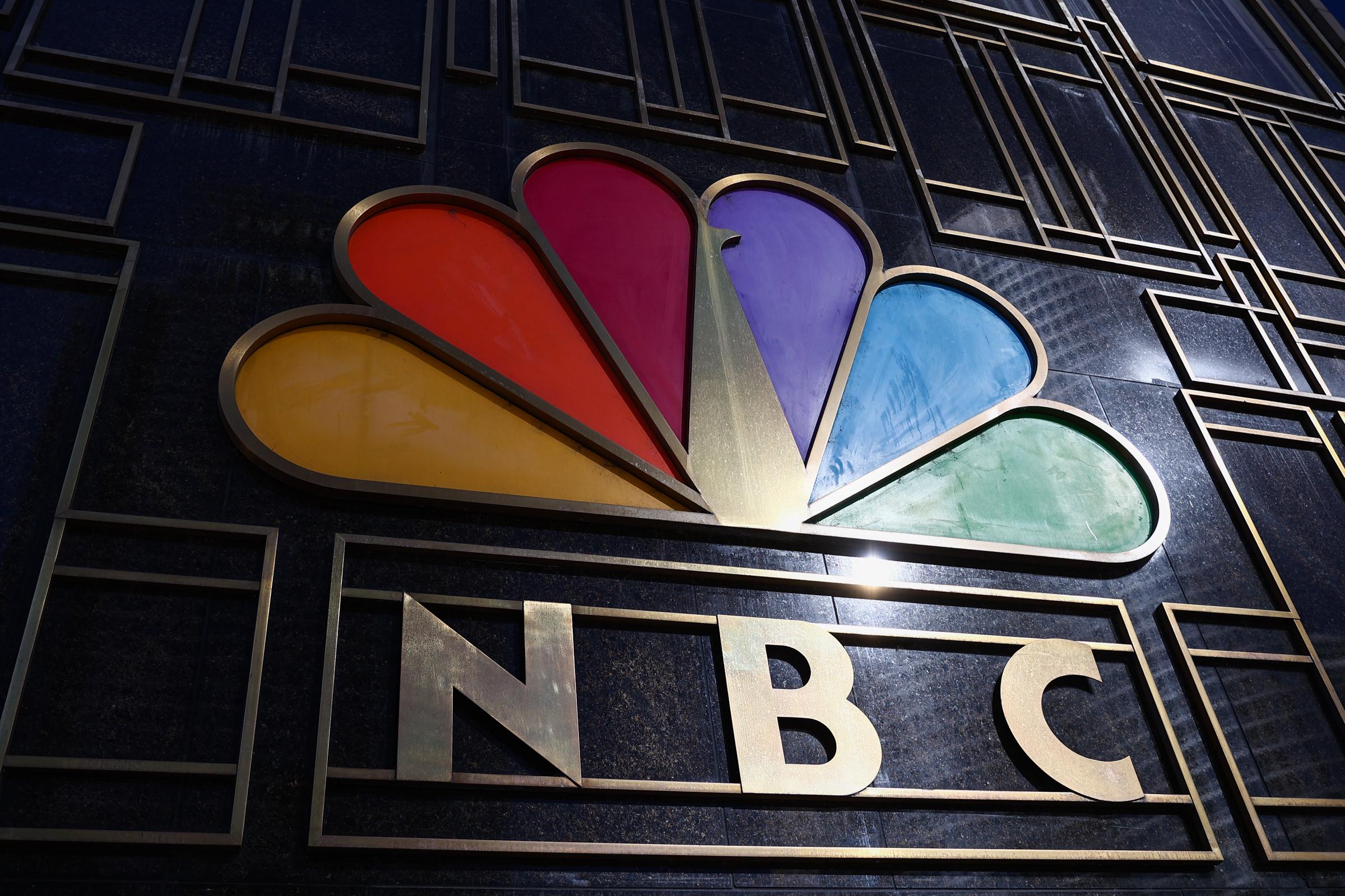 Le logo de la chaîne NBC à Chicago, dans l'Illinois, le 19 octobre 2022. | Source : Getty Images