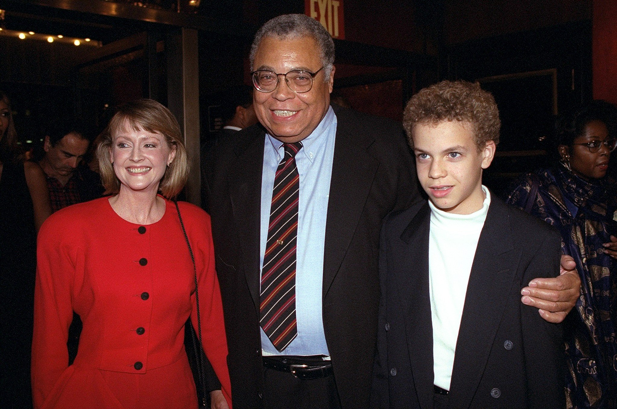 James Earl Jones, sa femme Cecilia et son fils Flynn arrivent au Ziegfeld Theater pour la première mondiale de ''Cry, The Beloved Country'' le 24 octobre 1995 | Source : Getty Images