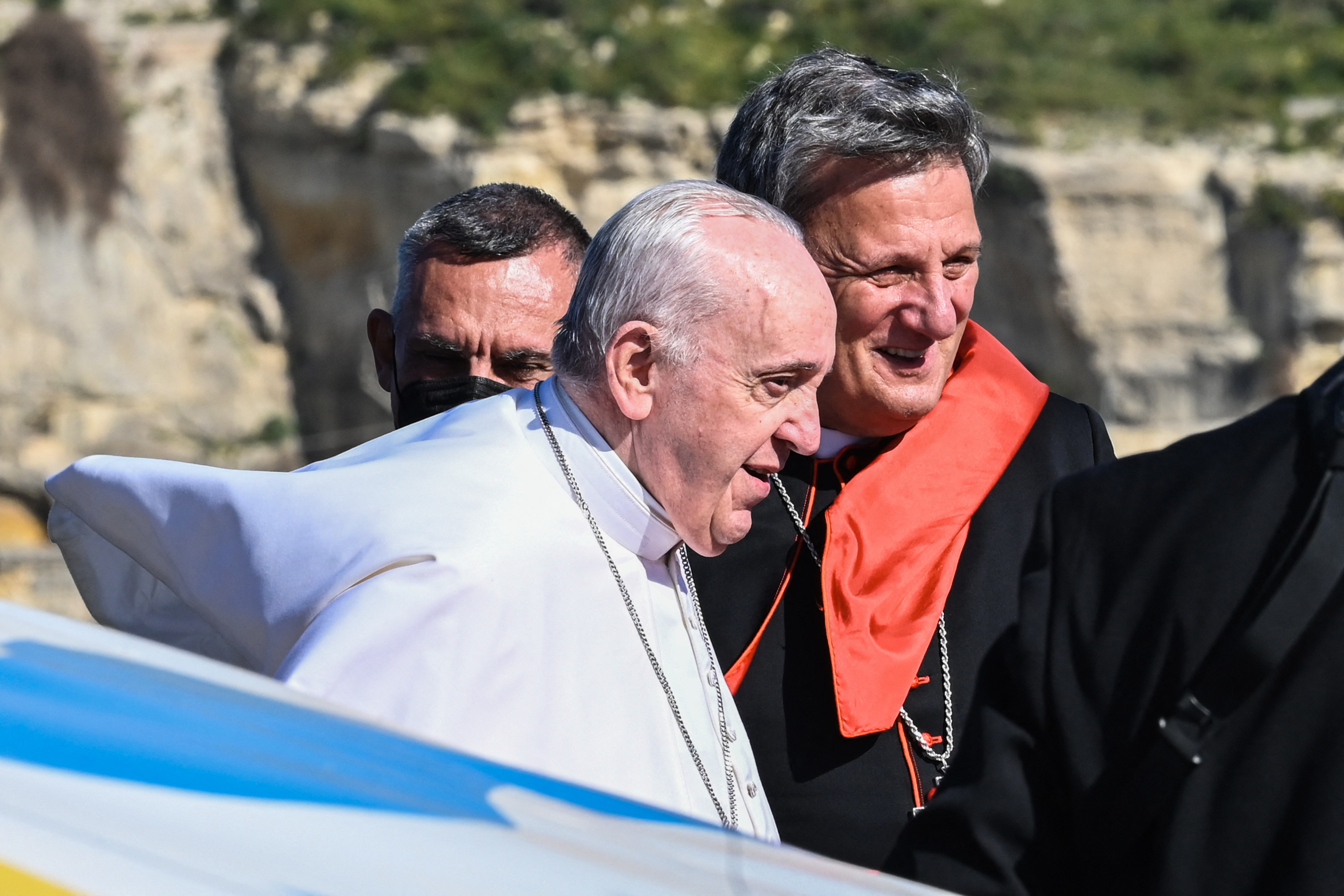 Le pape François et le cardinal Mario Grech montent à bord d'un ferry dans le port de La Valette, le 2 avril 2022, en direction de l'île de Gozo, au premier jour de son voyage de deux jours. | Source : Getty Images
