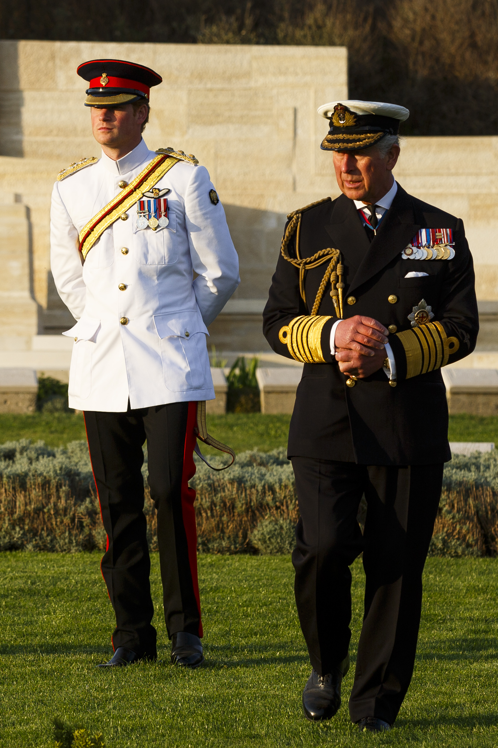 Le prince Harry et le roi Charles III lors de leur visite au cimetière de V Beach à Seddulbahir, en Turquie, le 24 avril 2015. | Source : Getty Images