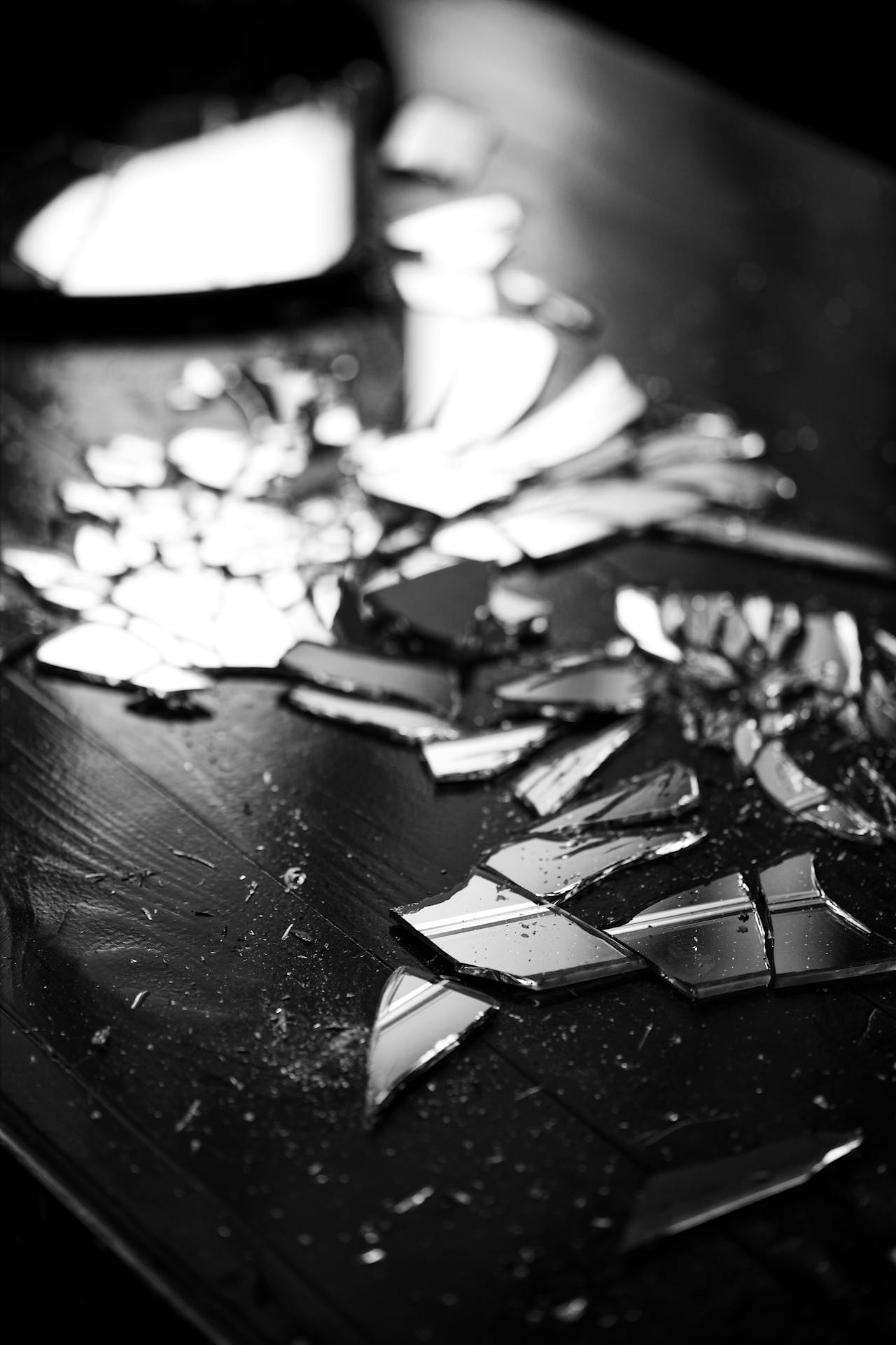 Photo en niveaux de gris d'éclats de verre | Source : Pexels