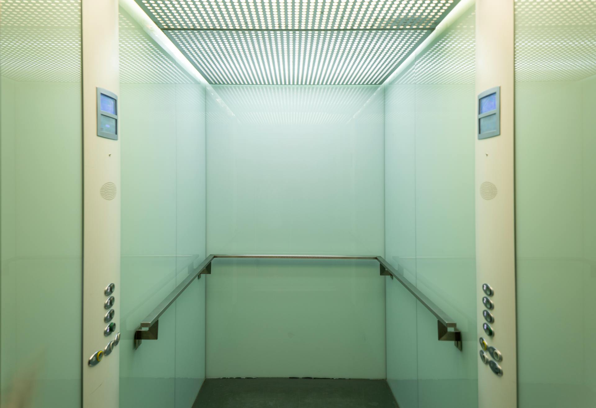 L'intérieur d'un ascenseur | Source : Pexels