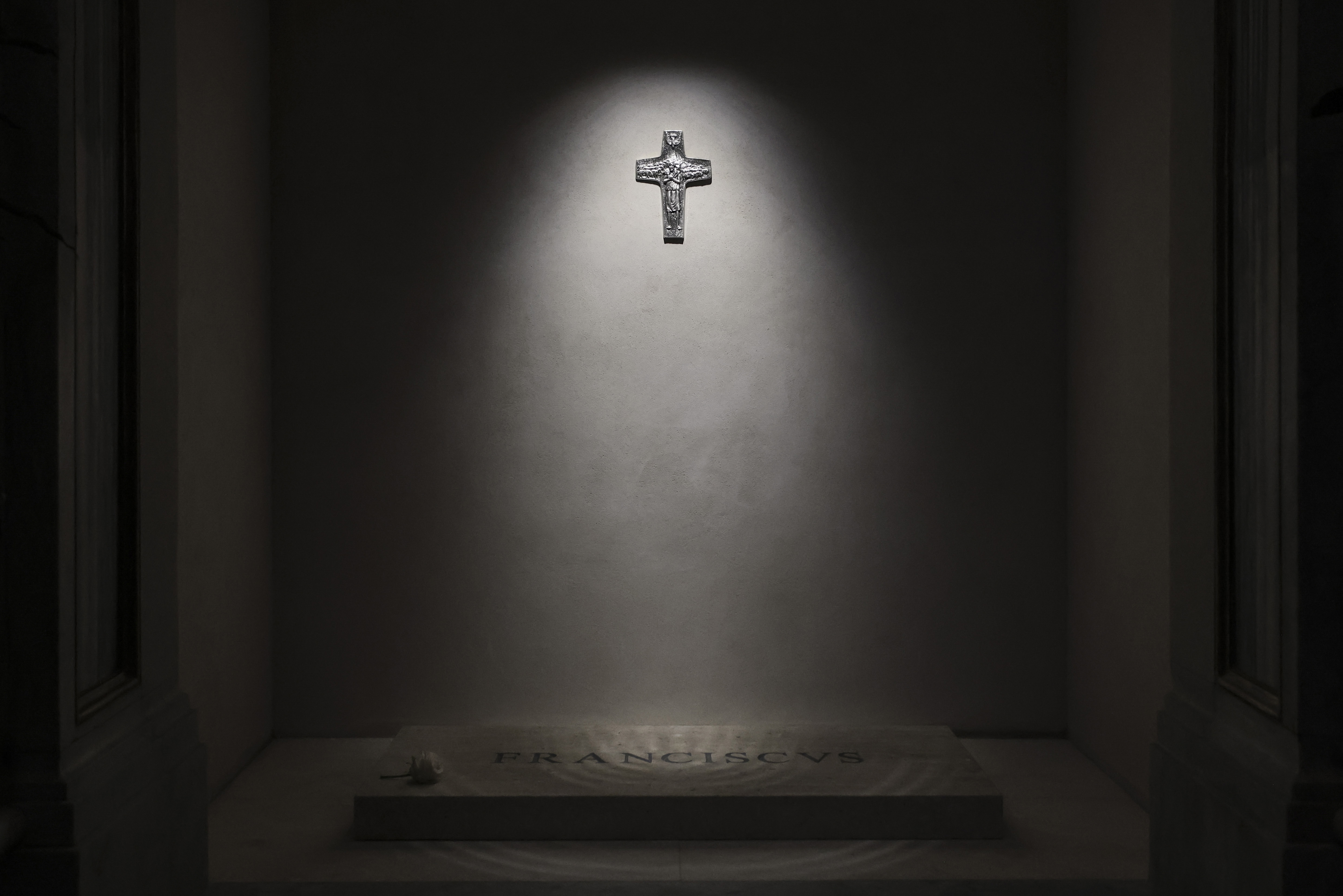 Une vue de la tombe du pape François à la basilique Santa Maria Maggiore, le 27 avril 2025, à Rome, en Italie. | Source : Getty Images