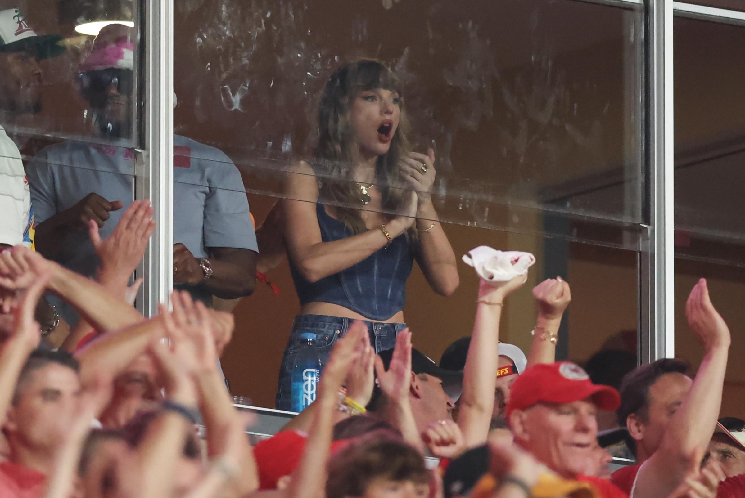 Taylor Swift regardant un match de la NFL entre les Ravens de Baltimore et les Chiefs de Kansas City à Kansas City, Missouri, le 5 septembre 2024 | Source : Getty Images