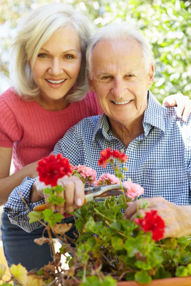 Un couple âgé avec de jolies fleurs | Photo : Shutterstock