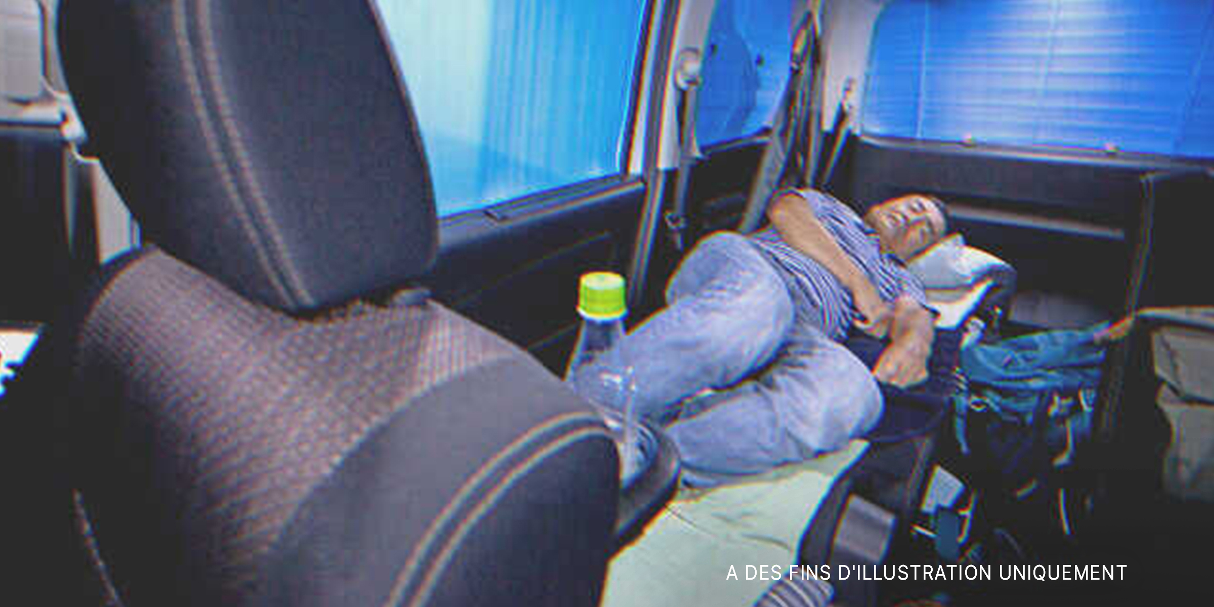 Homme âgé dormant dans une voiture | Source : Getty Images