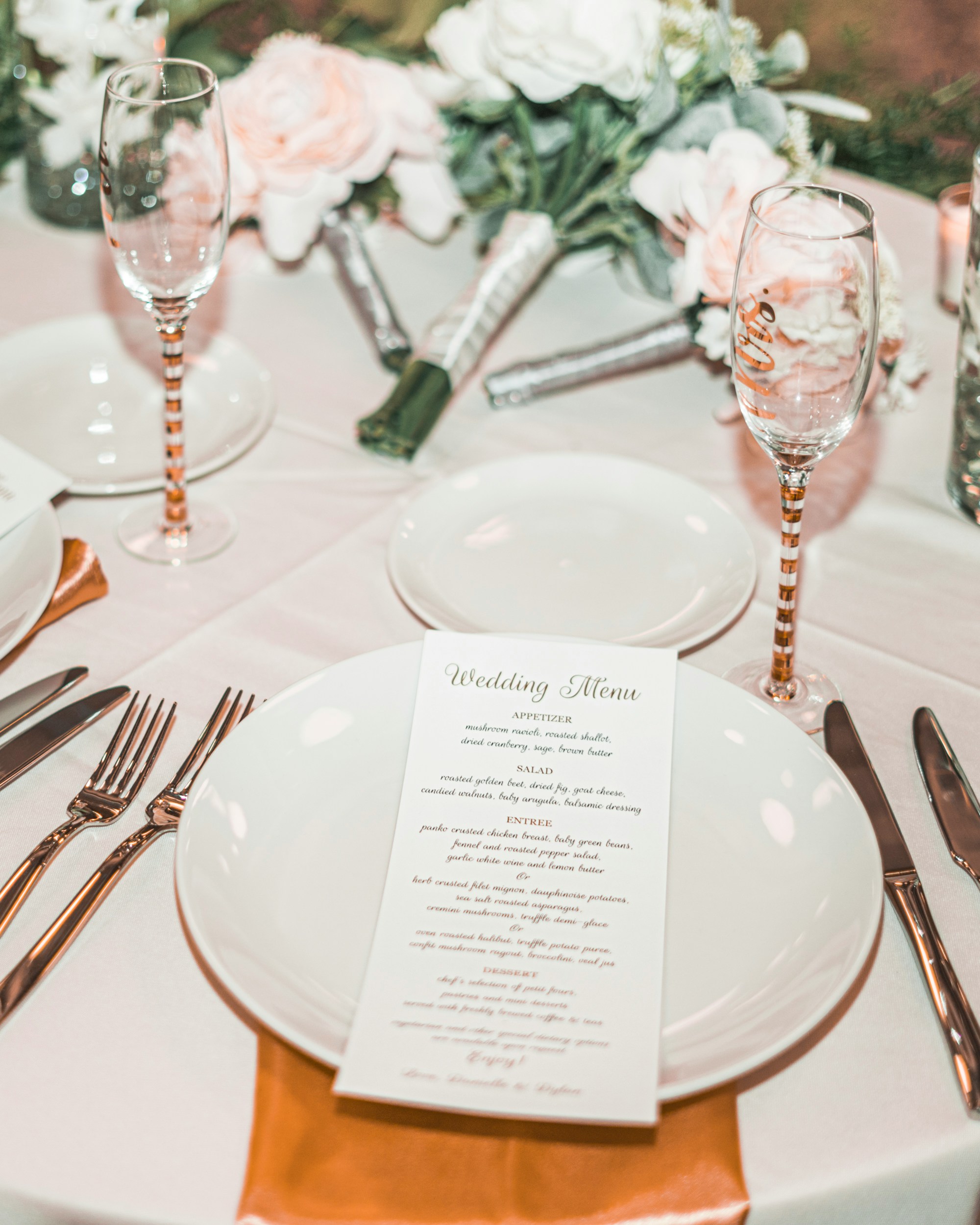 Menu de mariage sur une table | Source : Unsplash