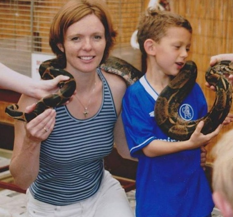 L'acteur a rendu hommage à sa mère, qui l'a aidé à se lancer dans le métier d'acteur. On les voit ici poser avec un serpent sur une photo publiée le 3 septembre 2017. | Source : Instagram/tomholland2013