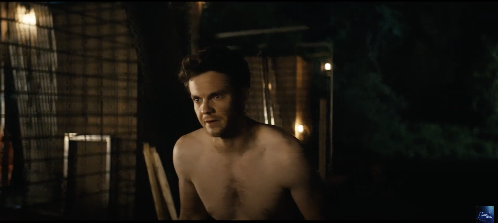 Jack Quaid parle à Erin Moriarty dans la série "The Boys", extrait d'une vidéo datée du 25 octobre 2022 | Source : Youtube/@PrimeVideoUK