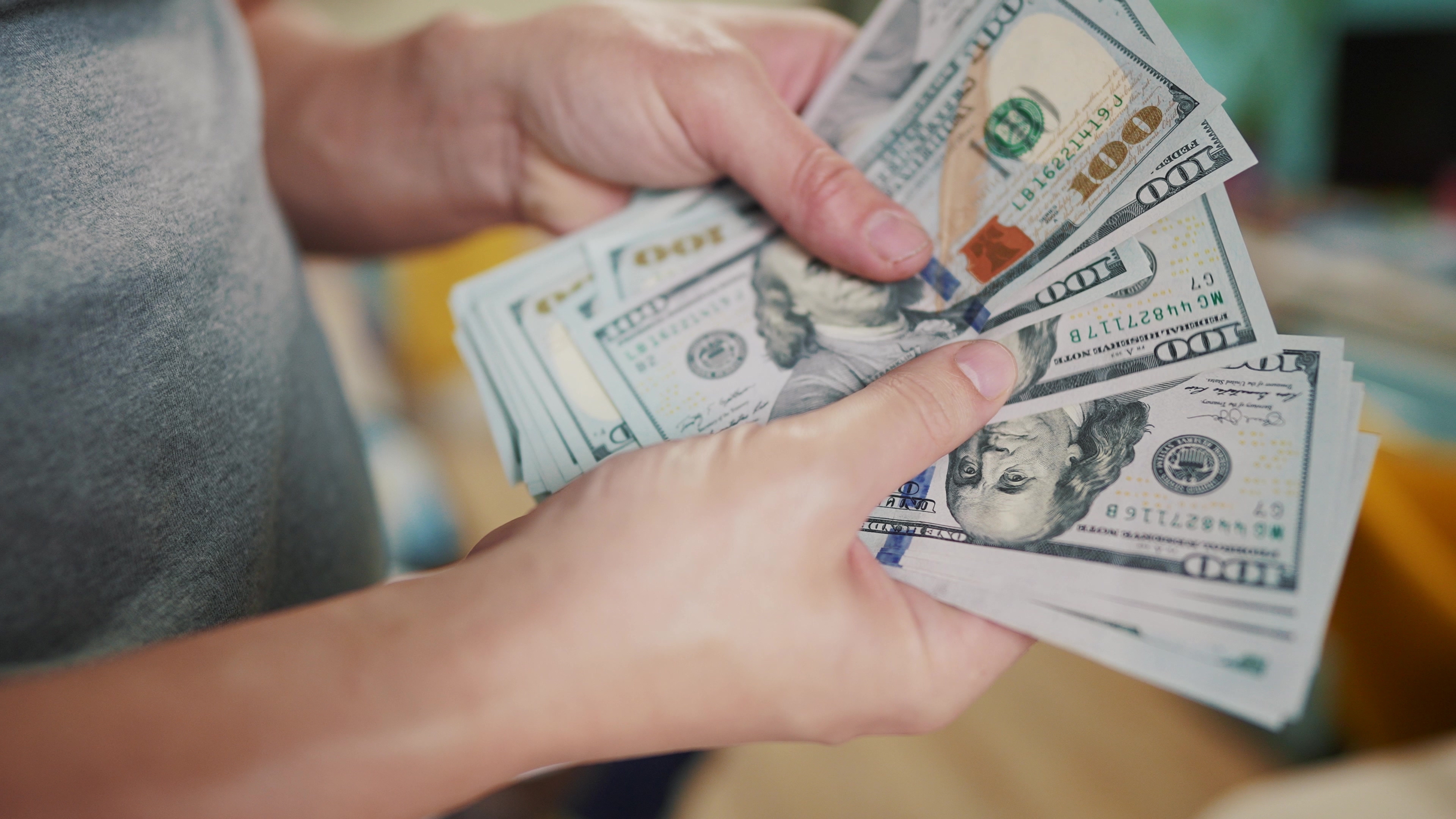 Une personne tenant de l'argent | Source : Shutterstock