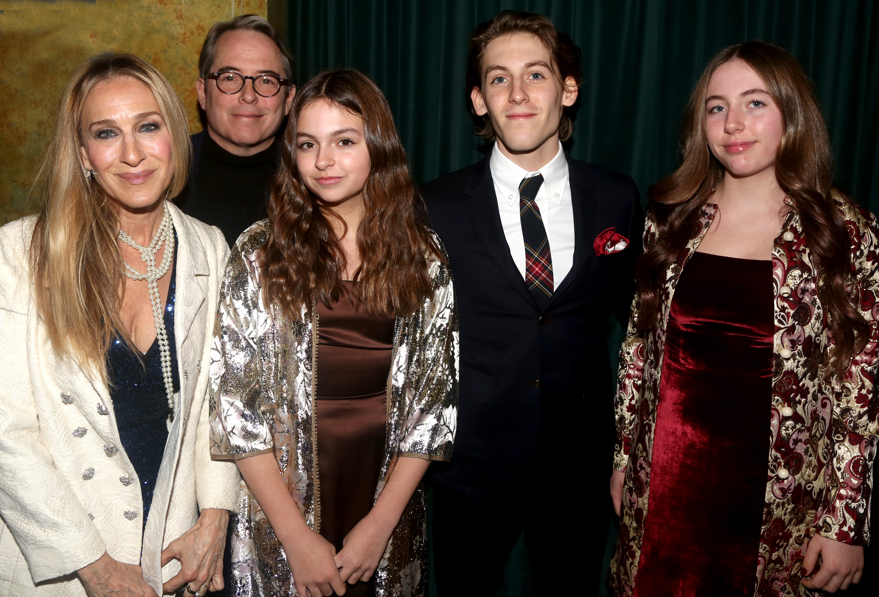 Matthew Broderick et Sarah Jessica Parker, avec leurs enfants Tabitha, James et Marion, assistent à la soirée d'ouverture de la comédie musicale "Some Like It Hot !" au théâtre Shubert à New York, le 11 décembre 2022. | Source : Getty Images