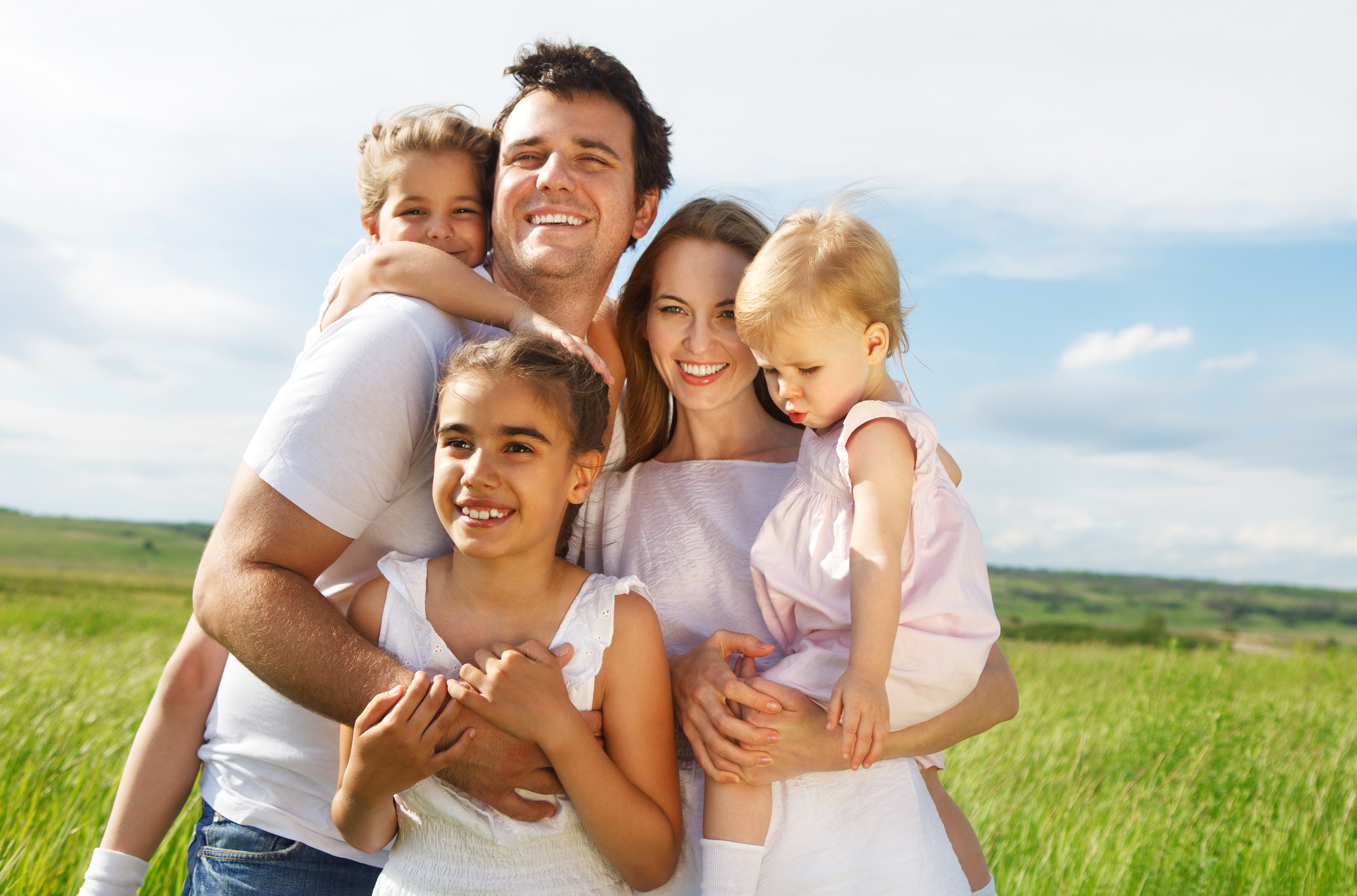 Une famille avec trois enfants | Source : Shutterstock