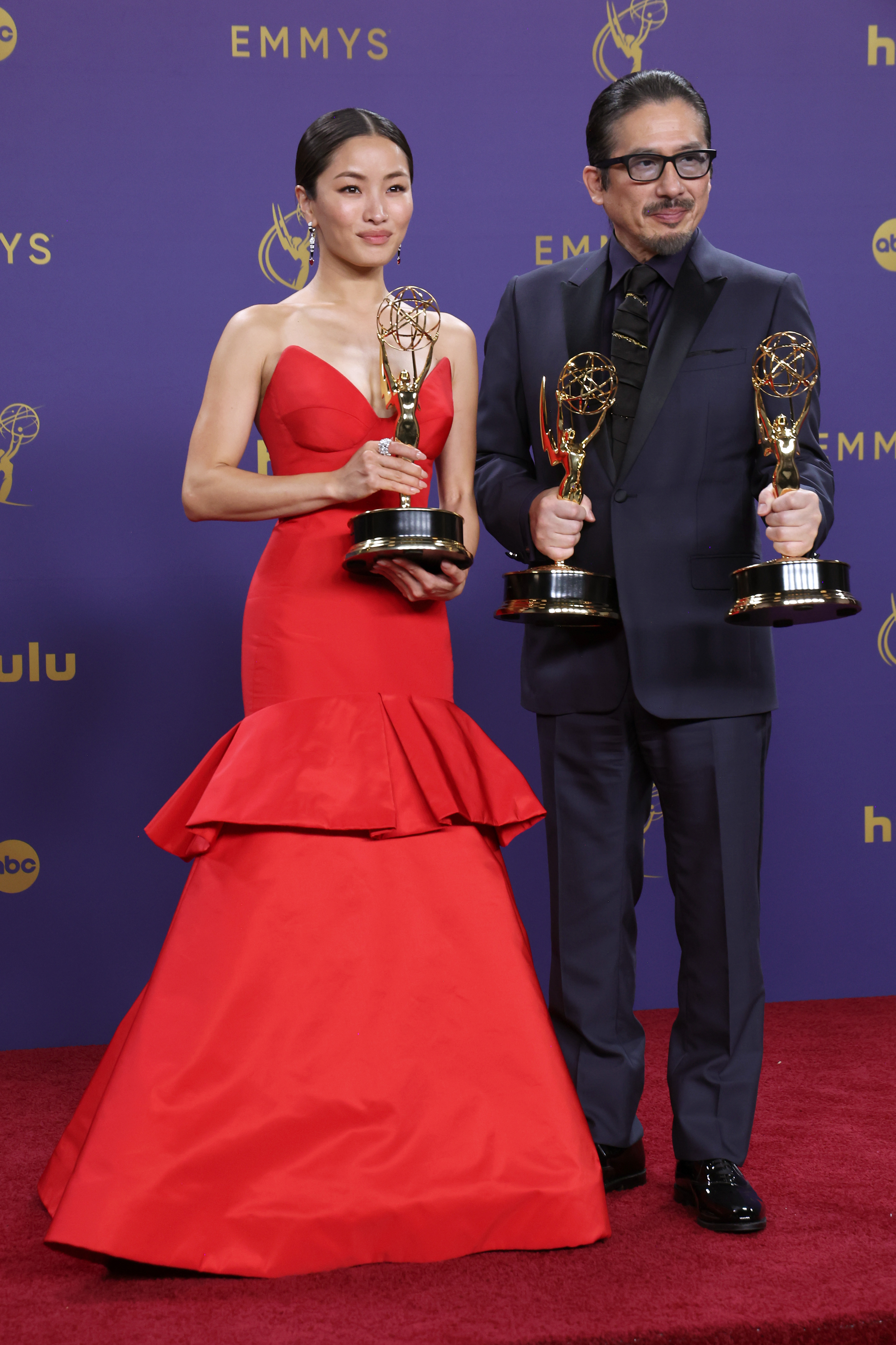 Les stars de "Shōgun" Anna Sawai et Hiroyuki Sanada dans la salle de presse lors de la 76e cérémonie des Primetime Emmy Awards, le 15 septembre 2024, à Los Angeles, en Californie. | Source : Getty Images