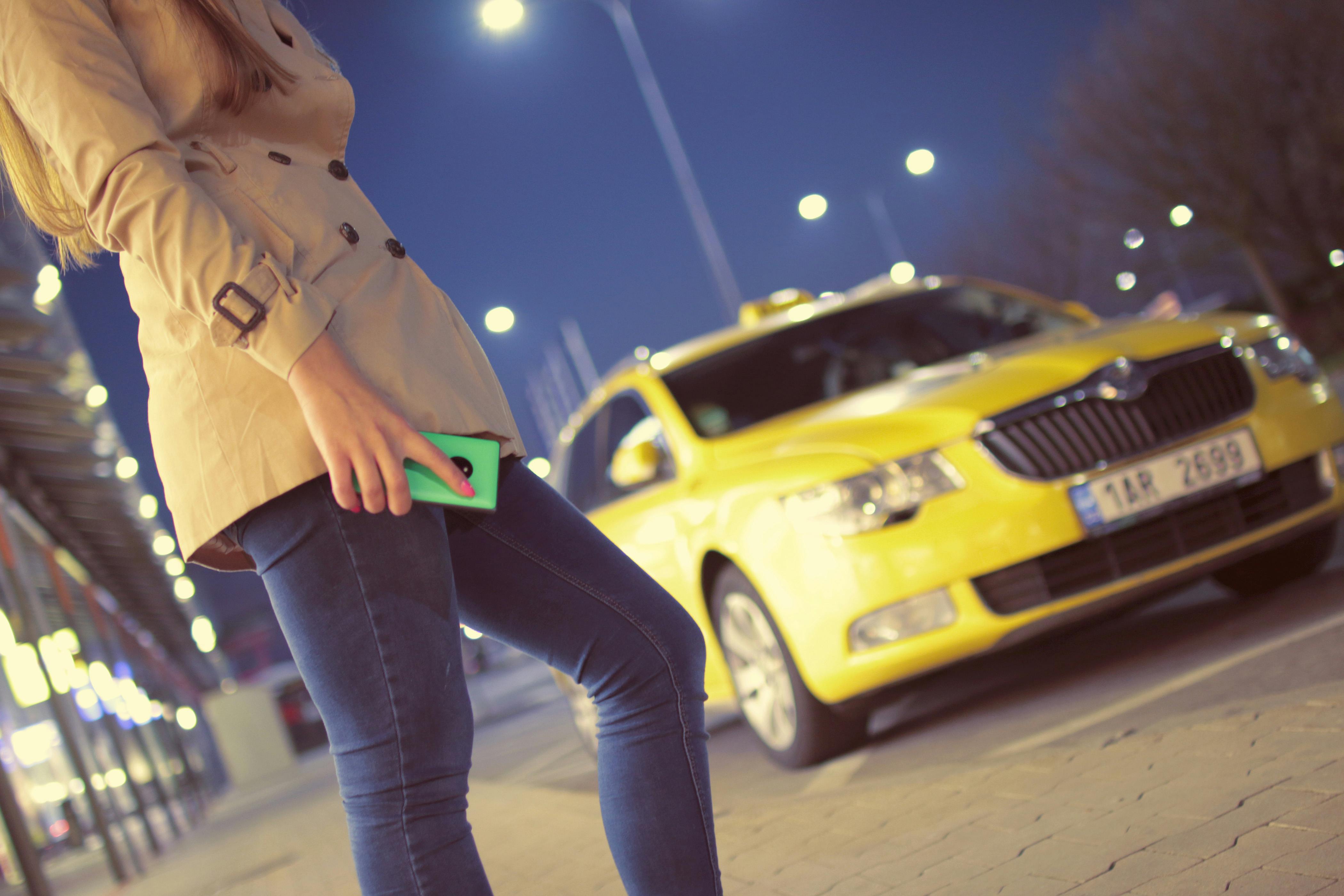 Olivia hails a taxi, ready to move on | Source: Pexels