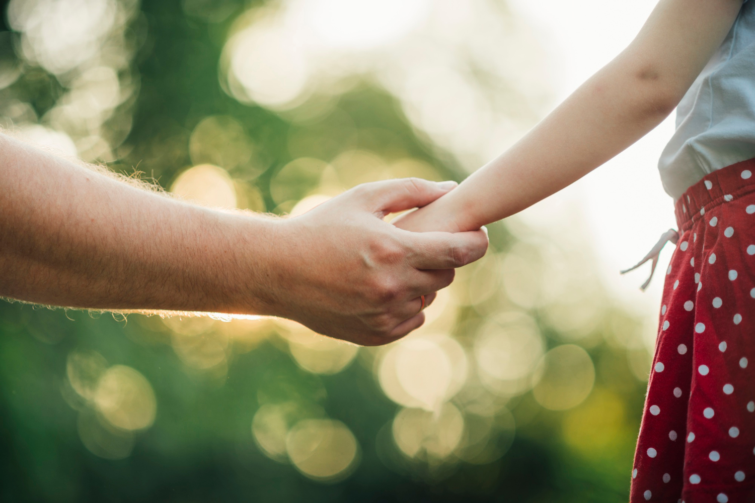Père et fille se tenant par la main | Source : Freepik