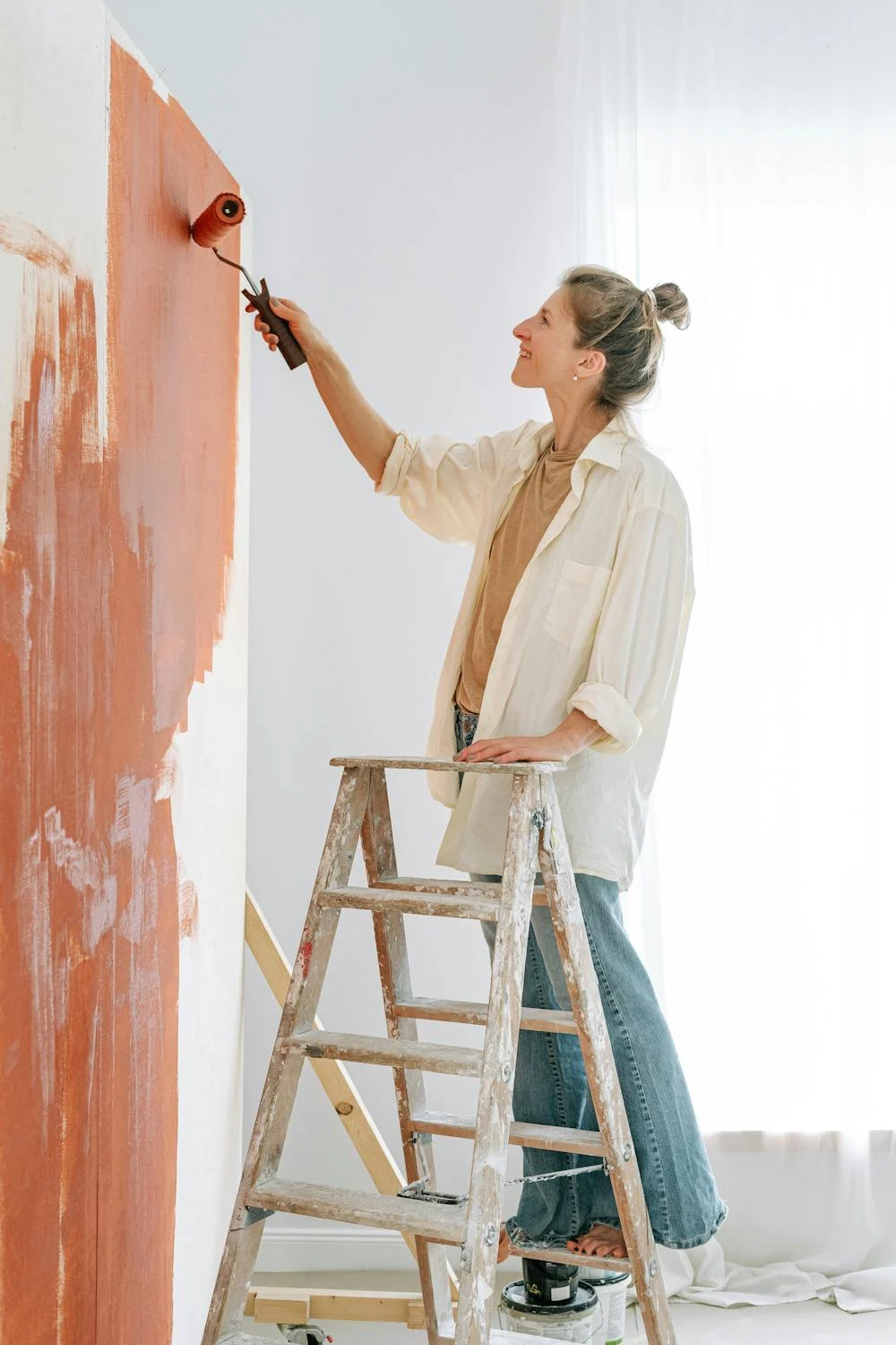 Peinture d'une femme heureuse | Source : Pexels