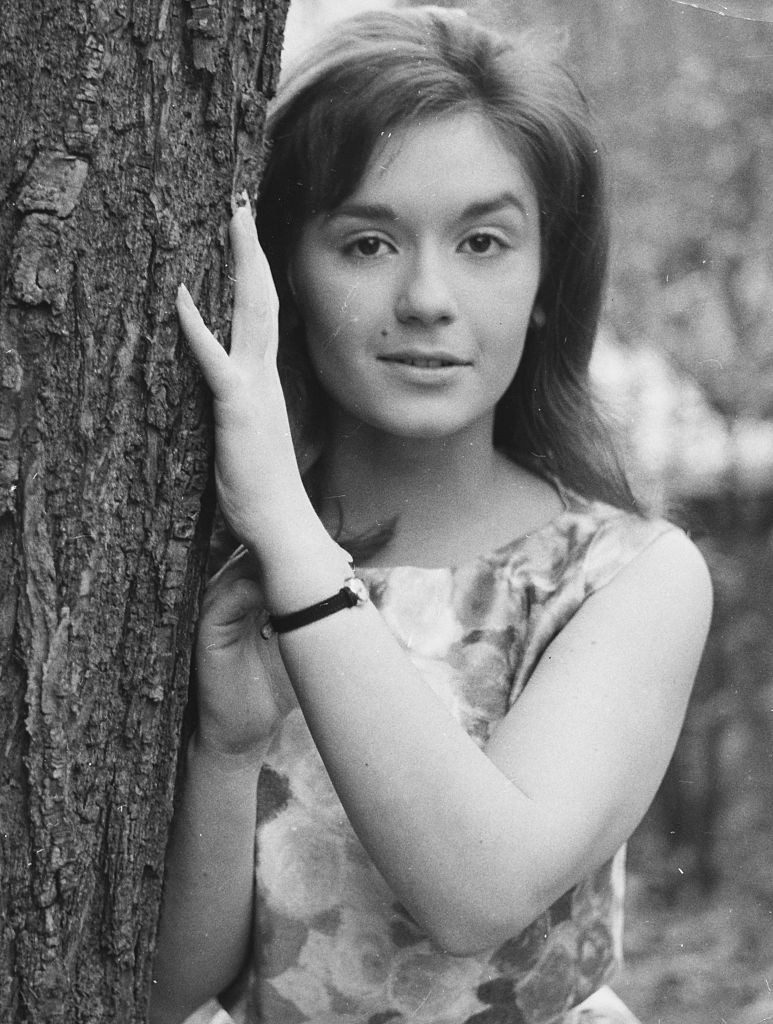 Portrait de l'actrice française Danièle Evenou, star d'Un Chien Dans Un Quilles, appuyée contre un arbre, le 4 avril 1962. |Source : Getty Images