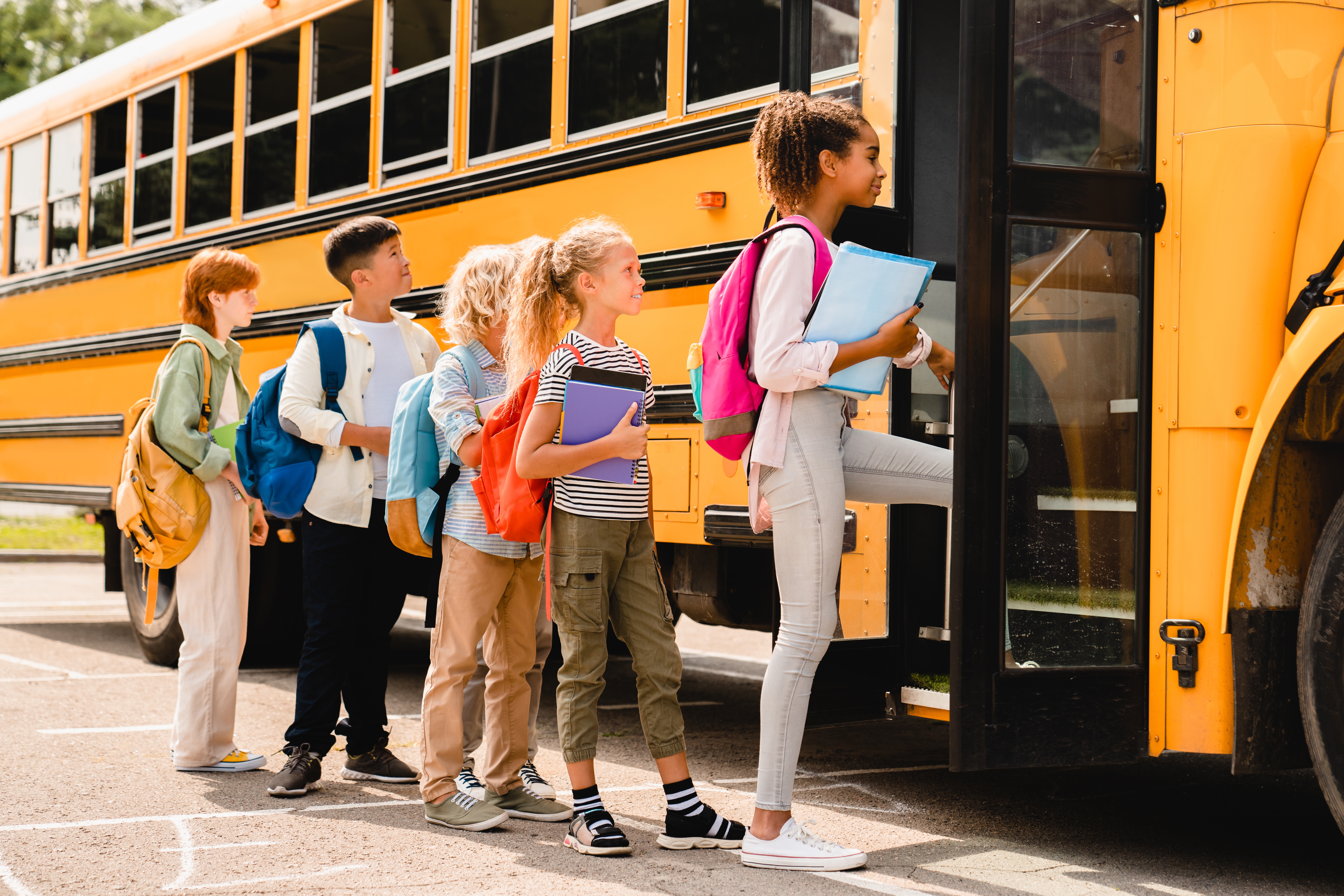 Enfants montant dans un bus scolaire | Source : Shutterstock