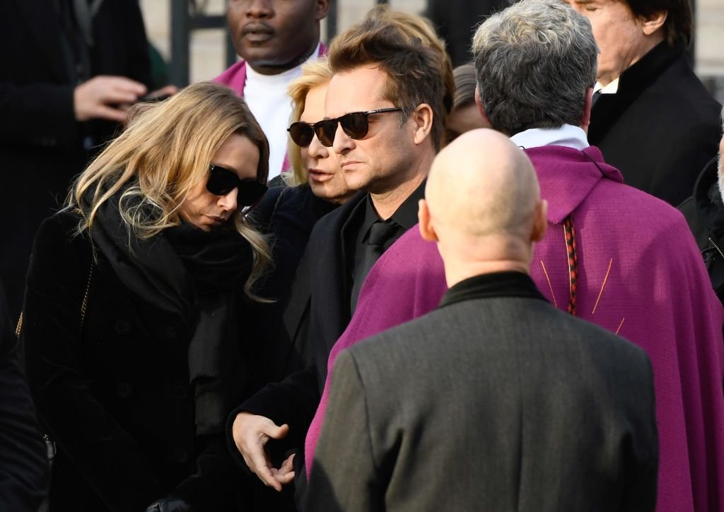 David Hallyday, sa maman Sylvier Vartan et Laura Smet lors des funérailles de Johnny Hallyday, le 9 décembre 2017. І Source : Getty Images