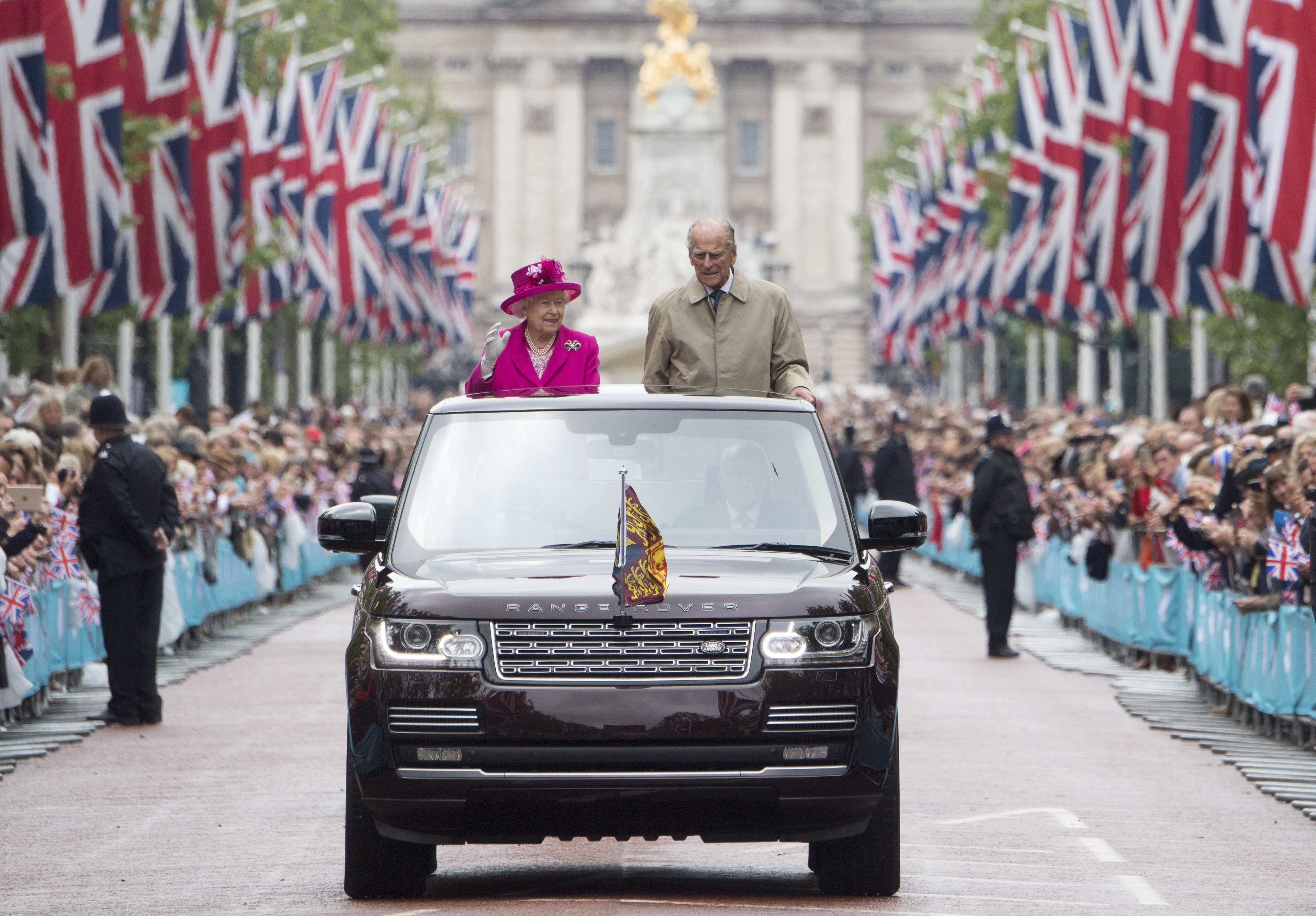 La reine Elizabeth II et le prince Philip, duc d'Édimbourg, saluent les invités qui assistent aux célébrations du 90e anniversaire de la Reine le 12 juin 2016 au Mall de Londres, en Angleterre. | Photo : Getty Images.