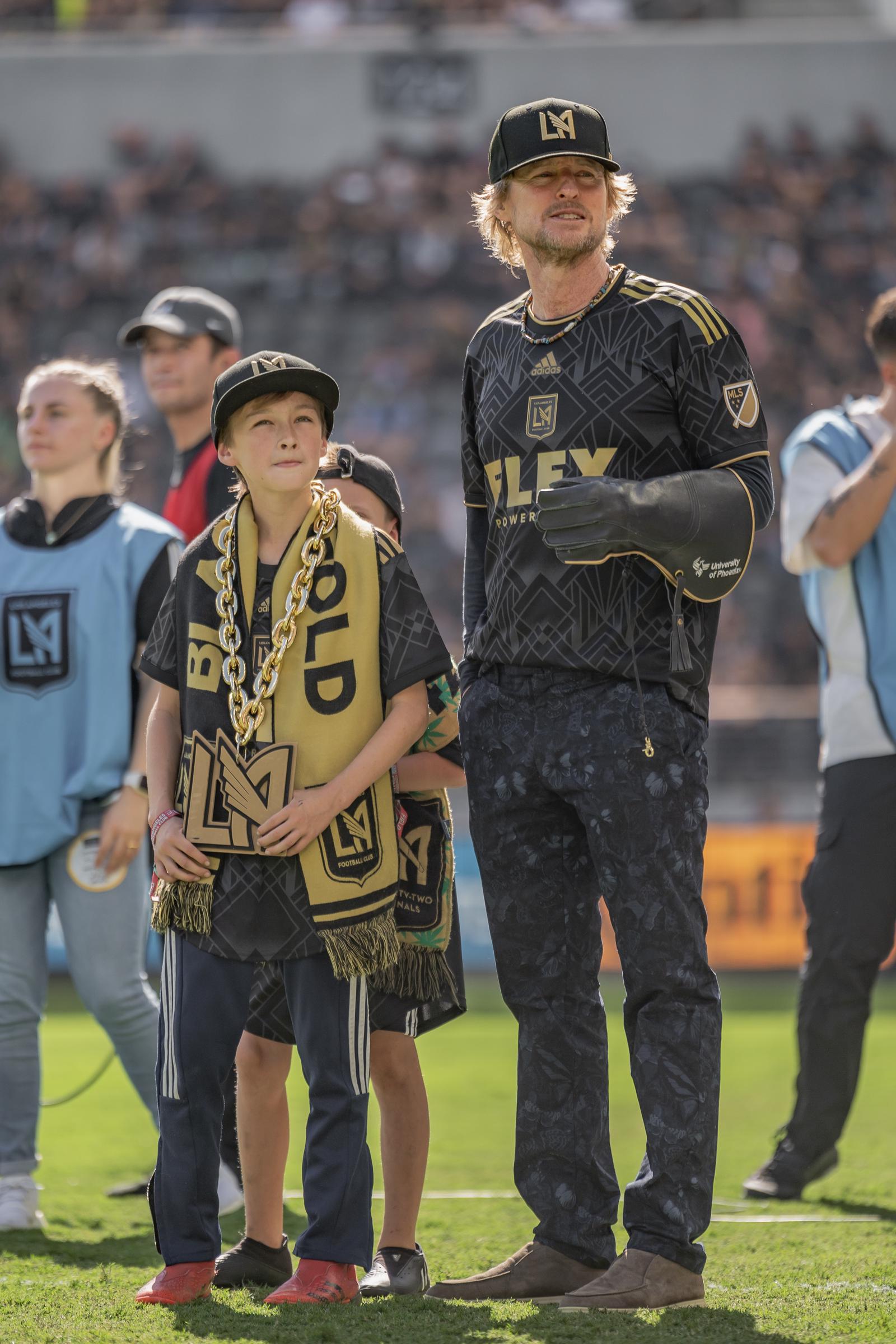 Owen Wilson est vu avec son fils, Ford, assistant à un match entre Austin FC et Los Angeles FC le 29 octobre 2022 | Source : Getty Images