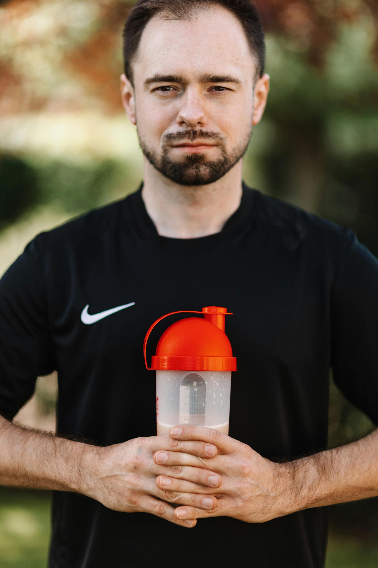 Un homme tenant une boisson protéinée | Source : Pexels