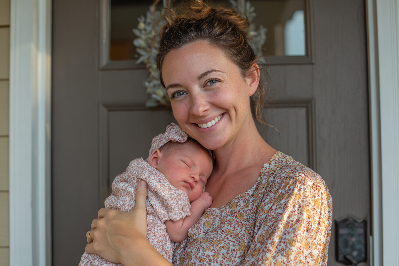 Une femme tenant son nouveau-né | Source : Midjourney