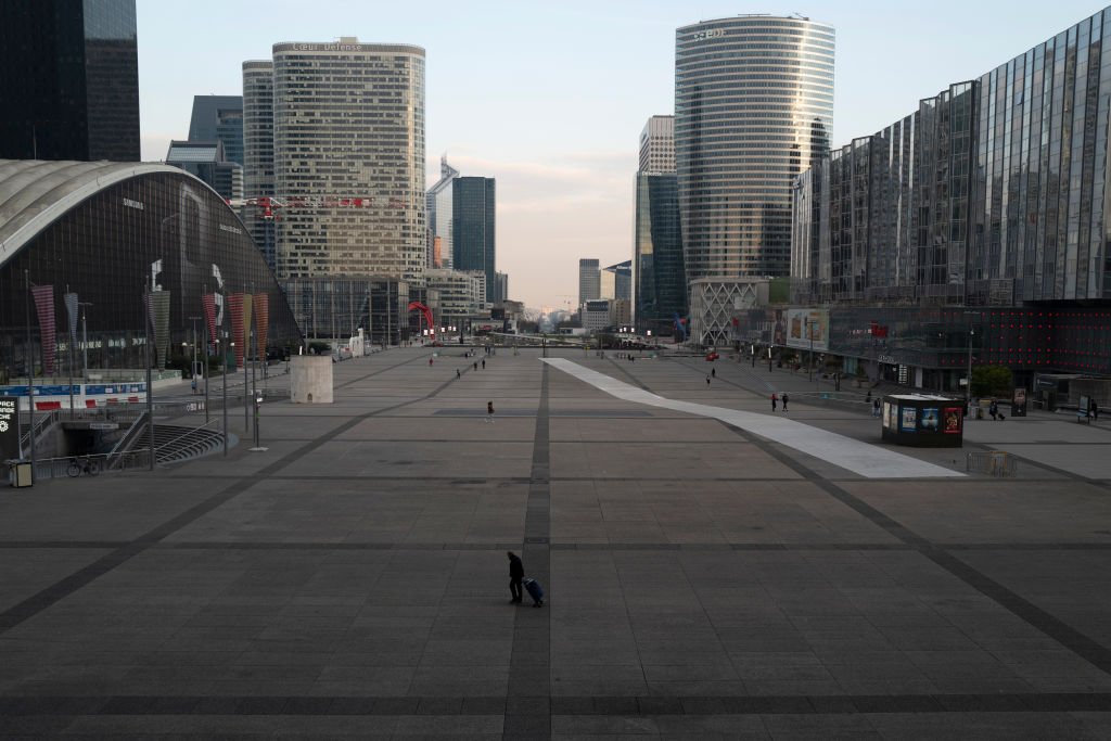 Le quartier de la Défense à Paris presque vide le 17 mars 2020. l Source : Getty Images