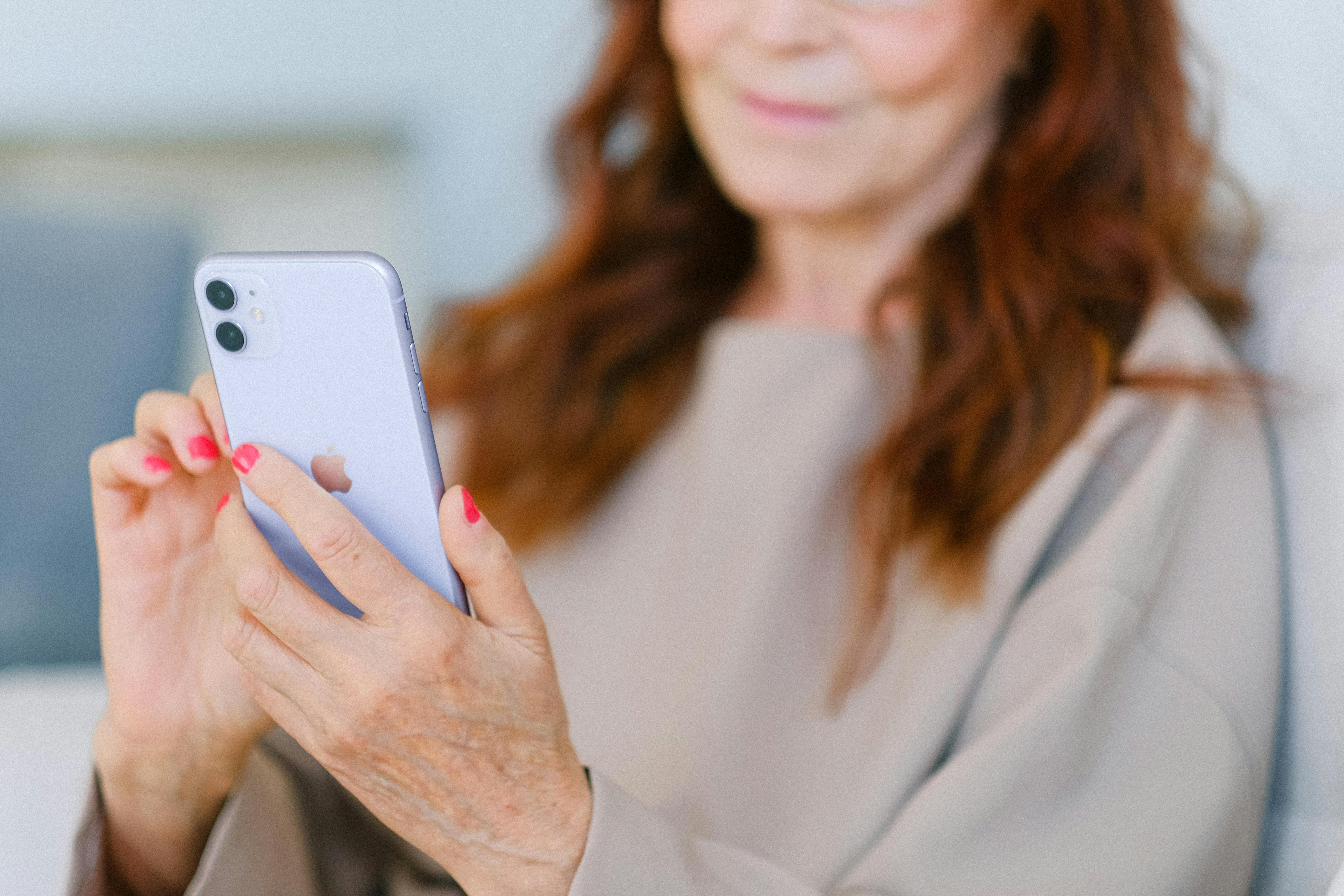 Une femme qui envoie un texto | Source : Pexels