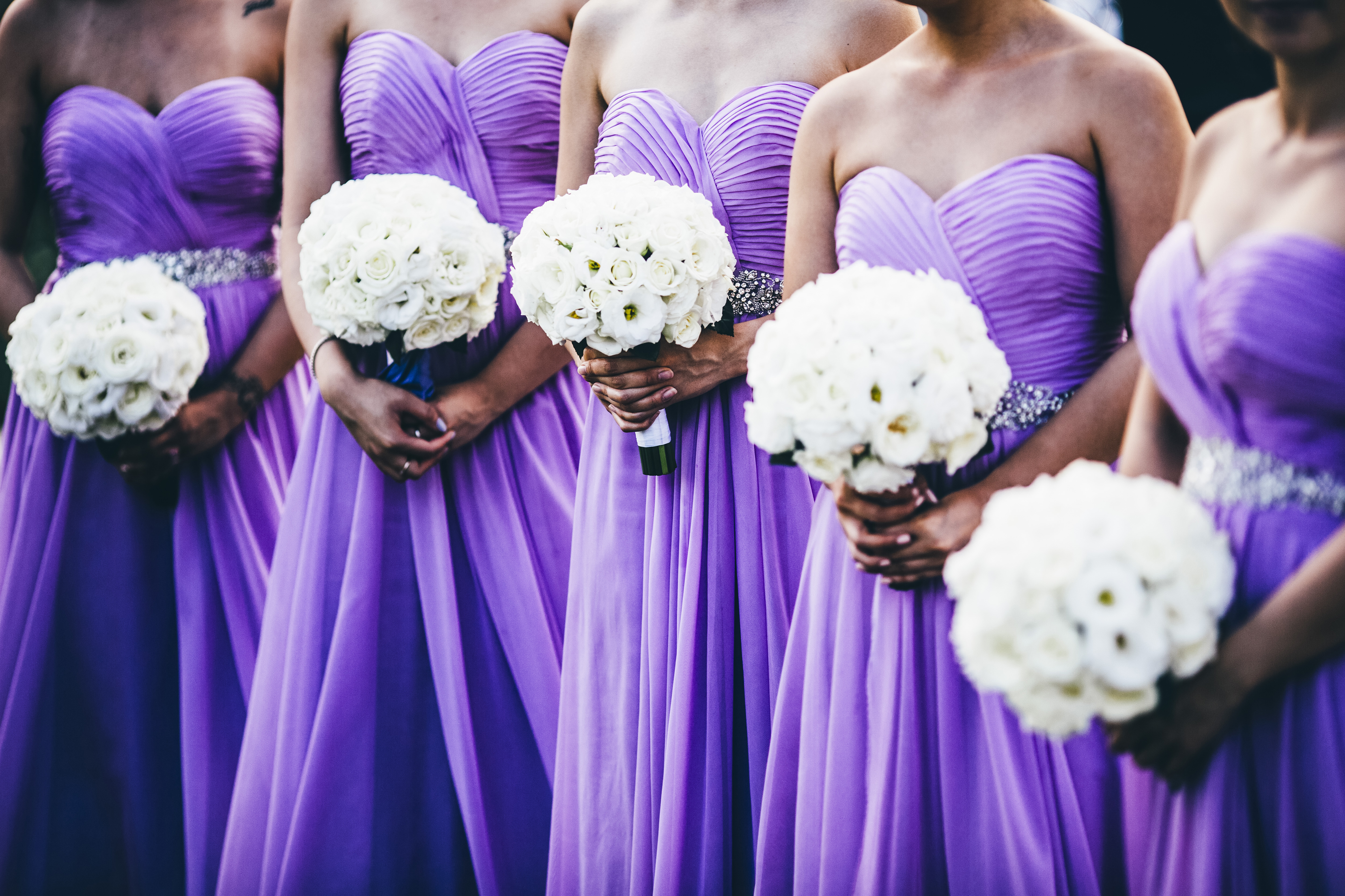 Demoiselles d'honneur portant des robes violettes | Source : Getty Images