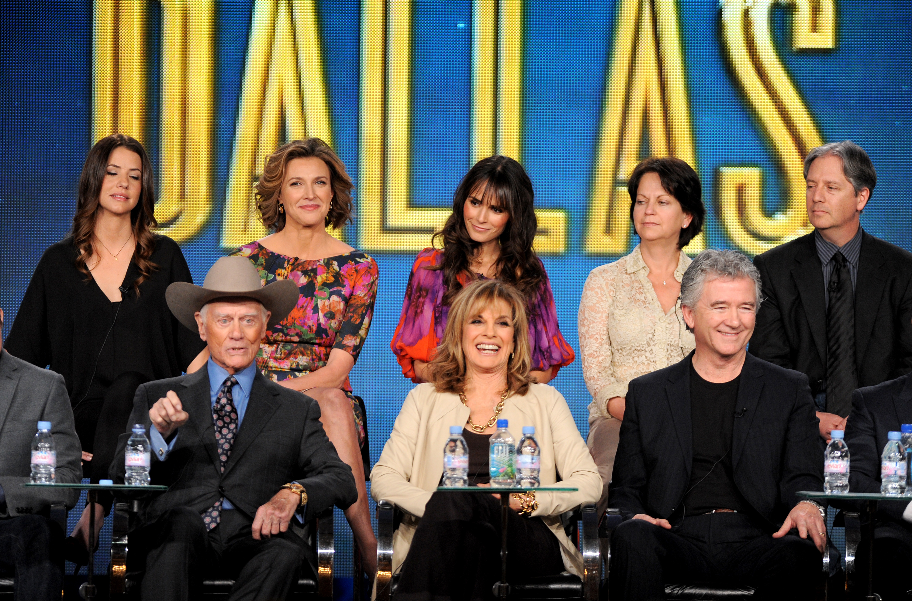 Les acteurs de "Dallas" parlent sur scène lors du panel "Dallas" pendant le Turner TCA 2012 à l'hôtel Langham, le 14 janvier 2012, à Pasadena, en Californie. | Source : Getty Images