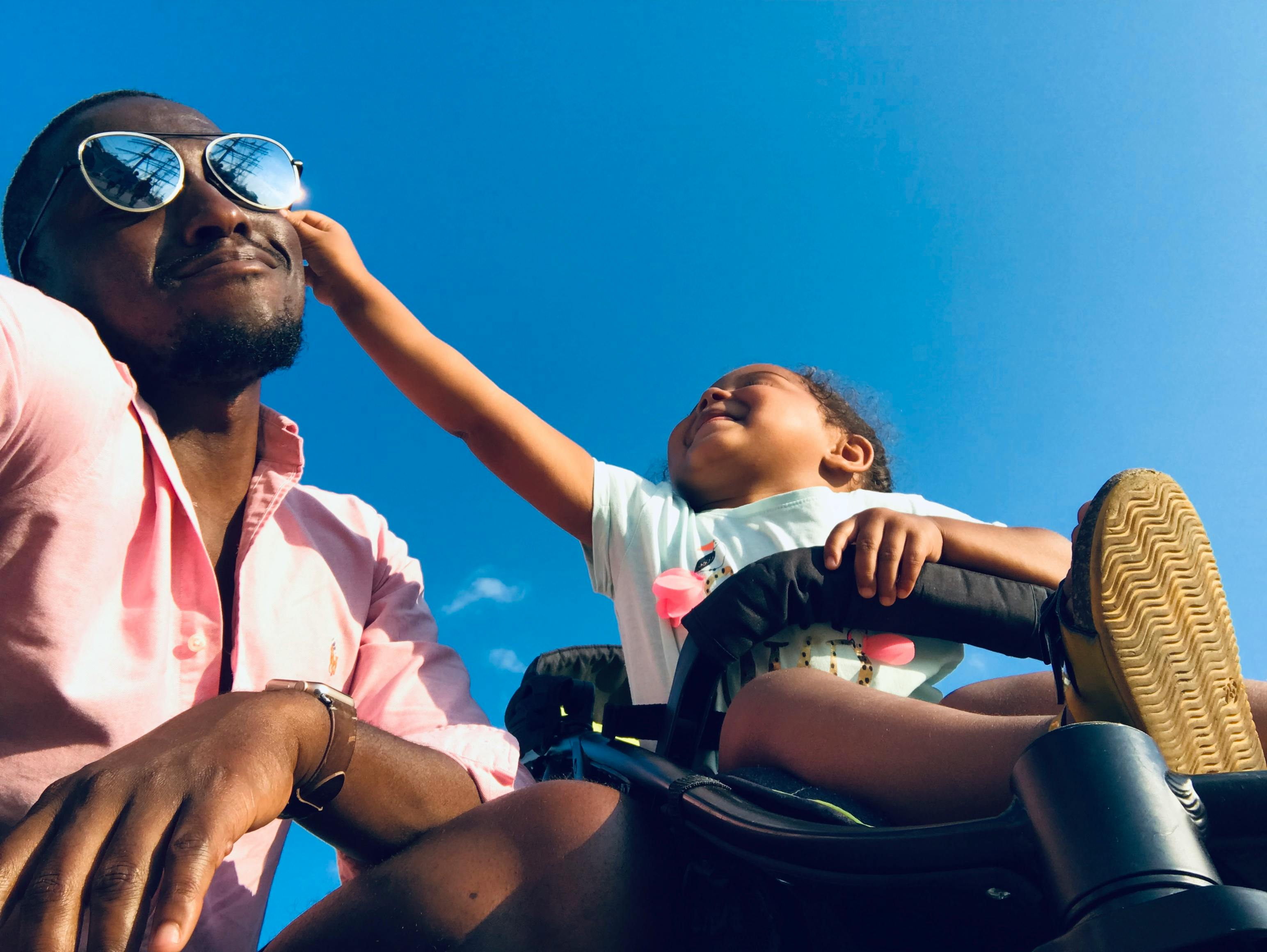 Un homme avec son fils dans une poussette | Source : Pexels