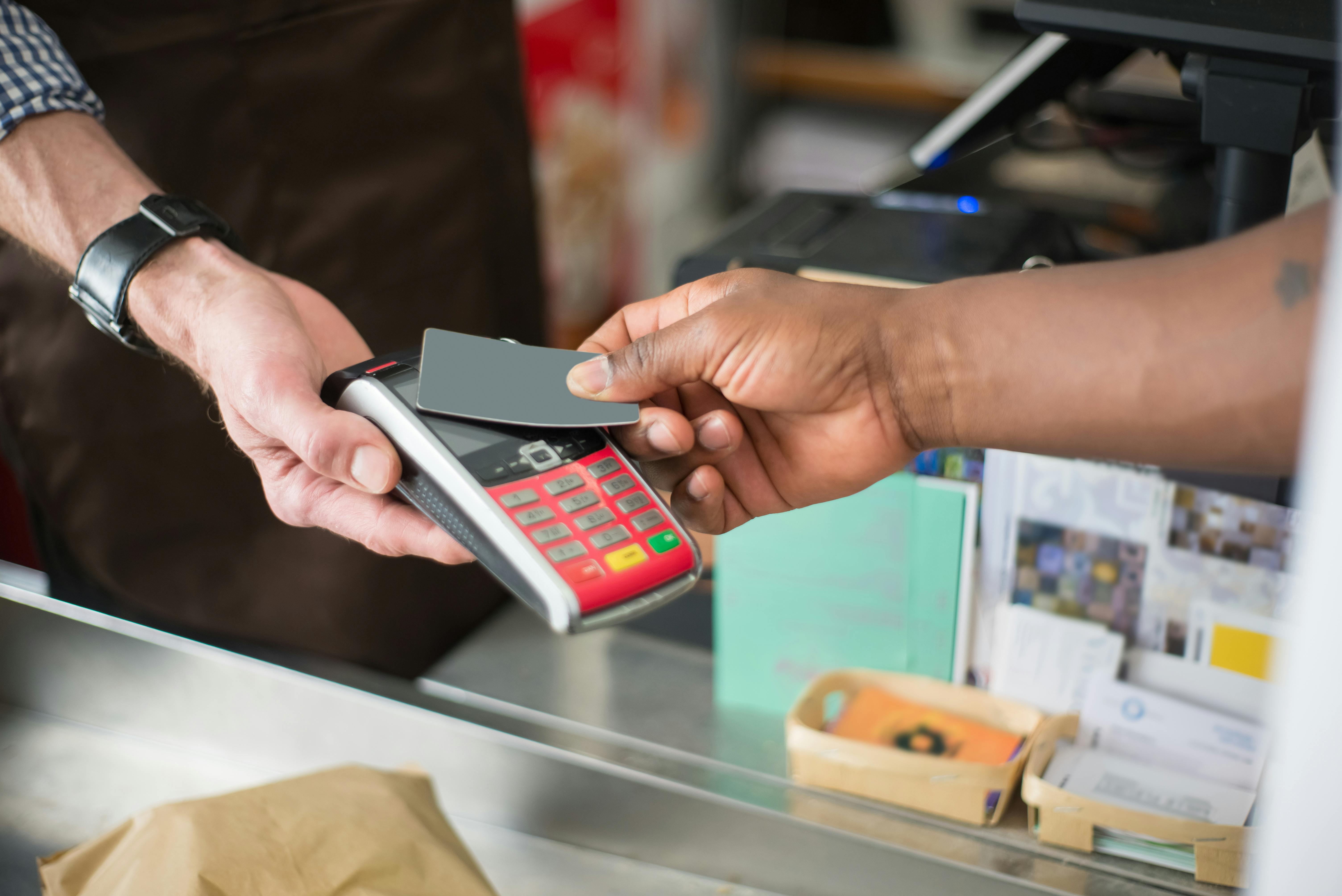 Une personne qui paie à l'aide d'une carte bancaire | Source : Pexels