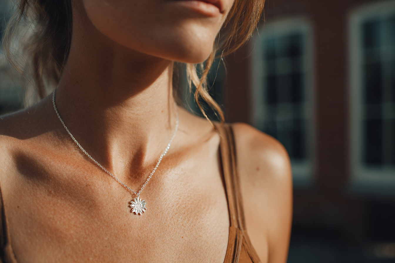 Une femme portant un collier | Source : Midjourney
