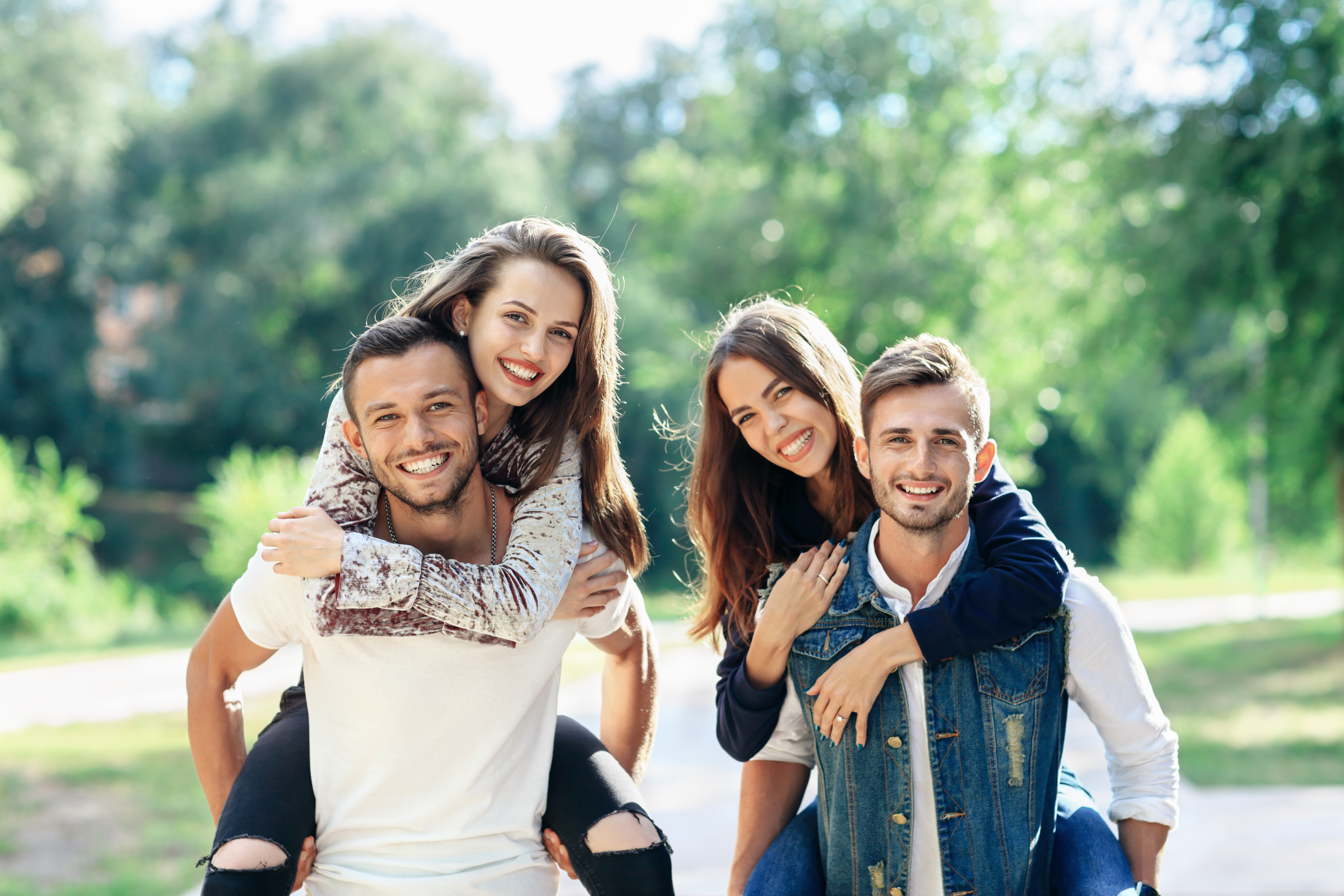 Couples lors d'un double rendez-vous | Source : Shutterstock