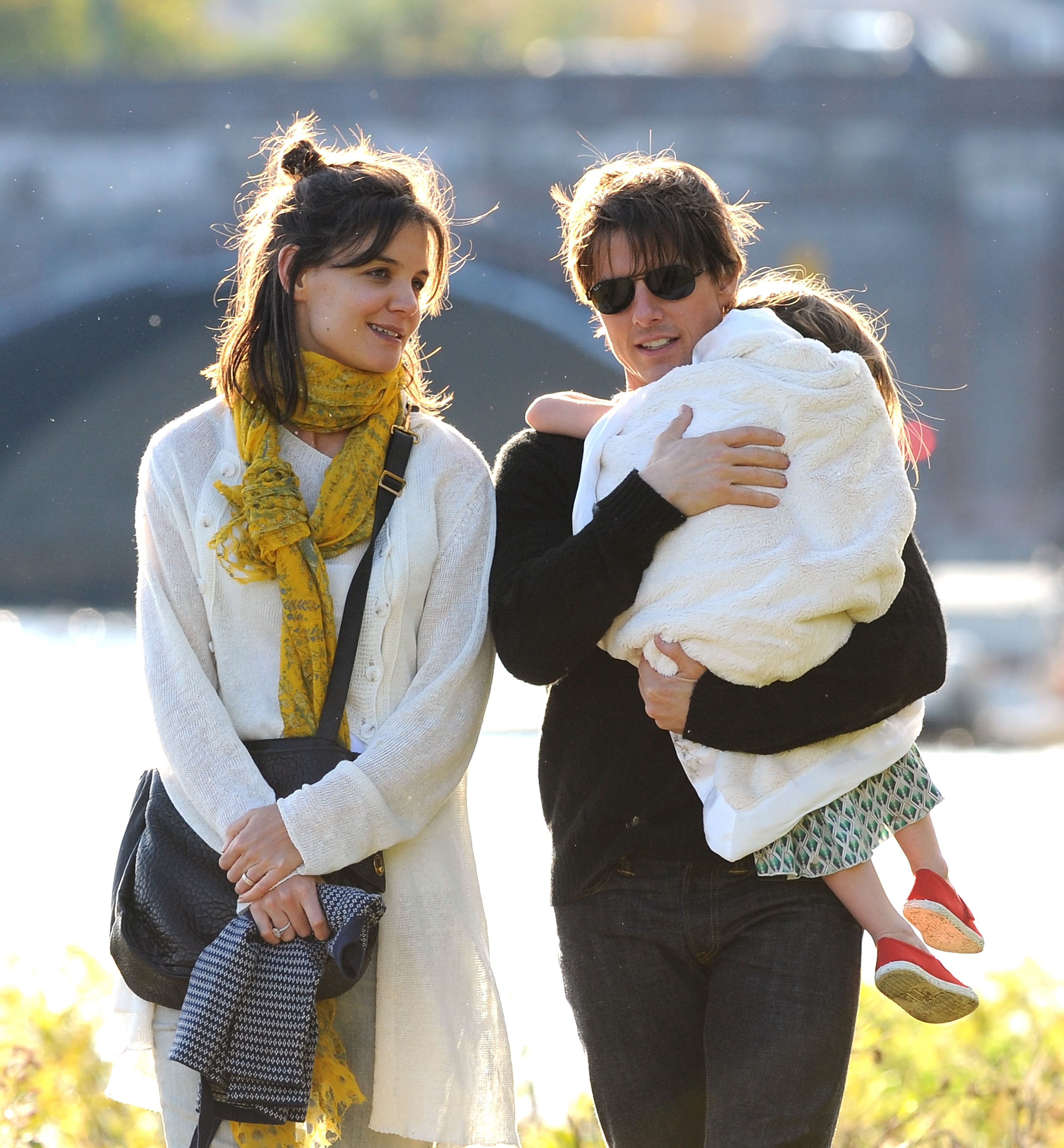 Katie Holmes, Tom Cruise et leur fille Suri Cruise le 10 octobre 2009 à Cambridge, Massachusetts | Source : Getty Images