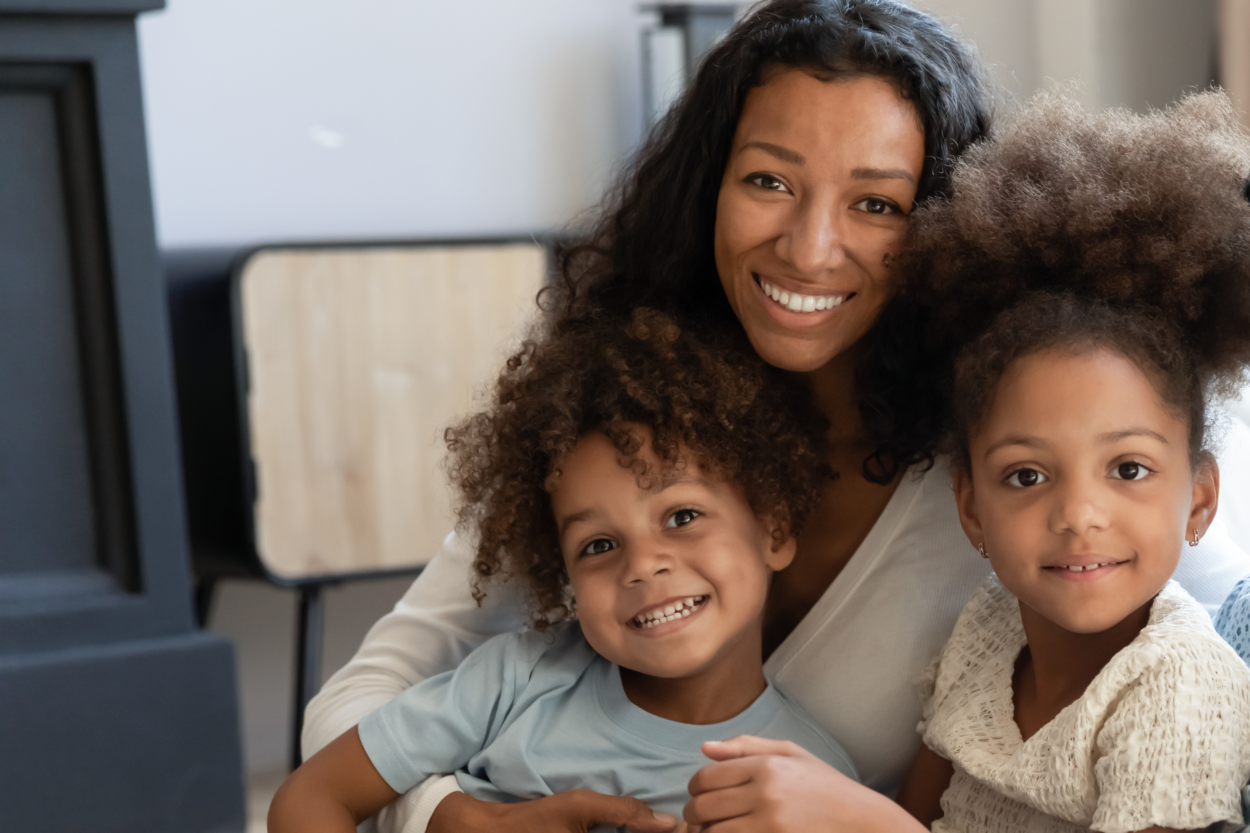 Une femme noire avec deux enfants | Source : Shutterstock