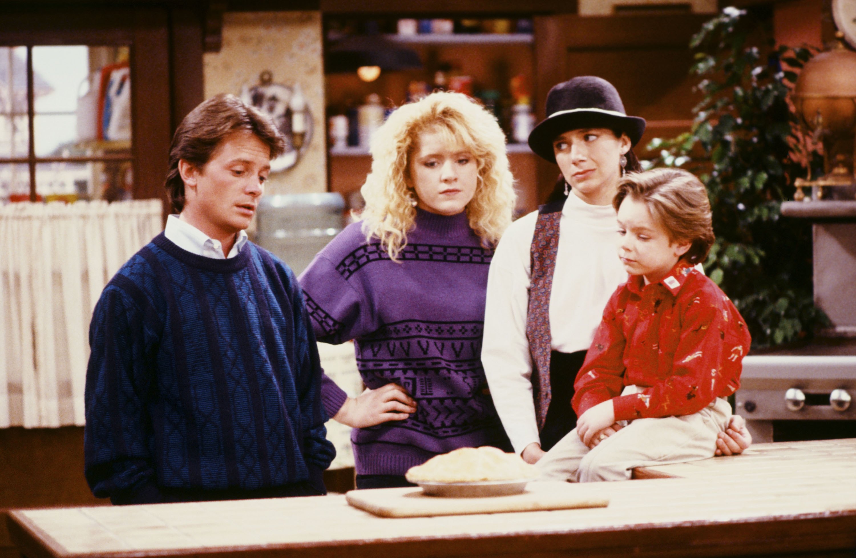 De (G-R) Michael J. Fox, Tina Yothers, Justine Bateman, et Brian Bonsall sur le plateau de "Family Ties" | Source : Getty Images