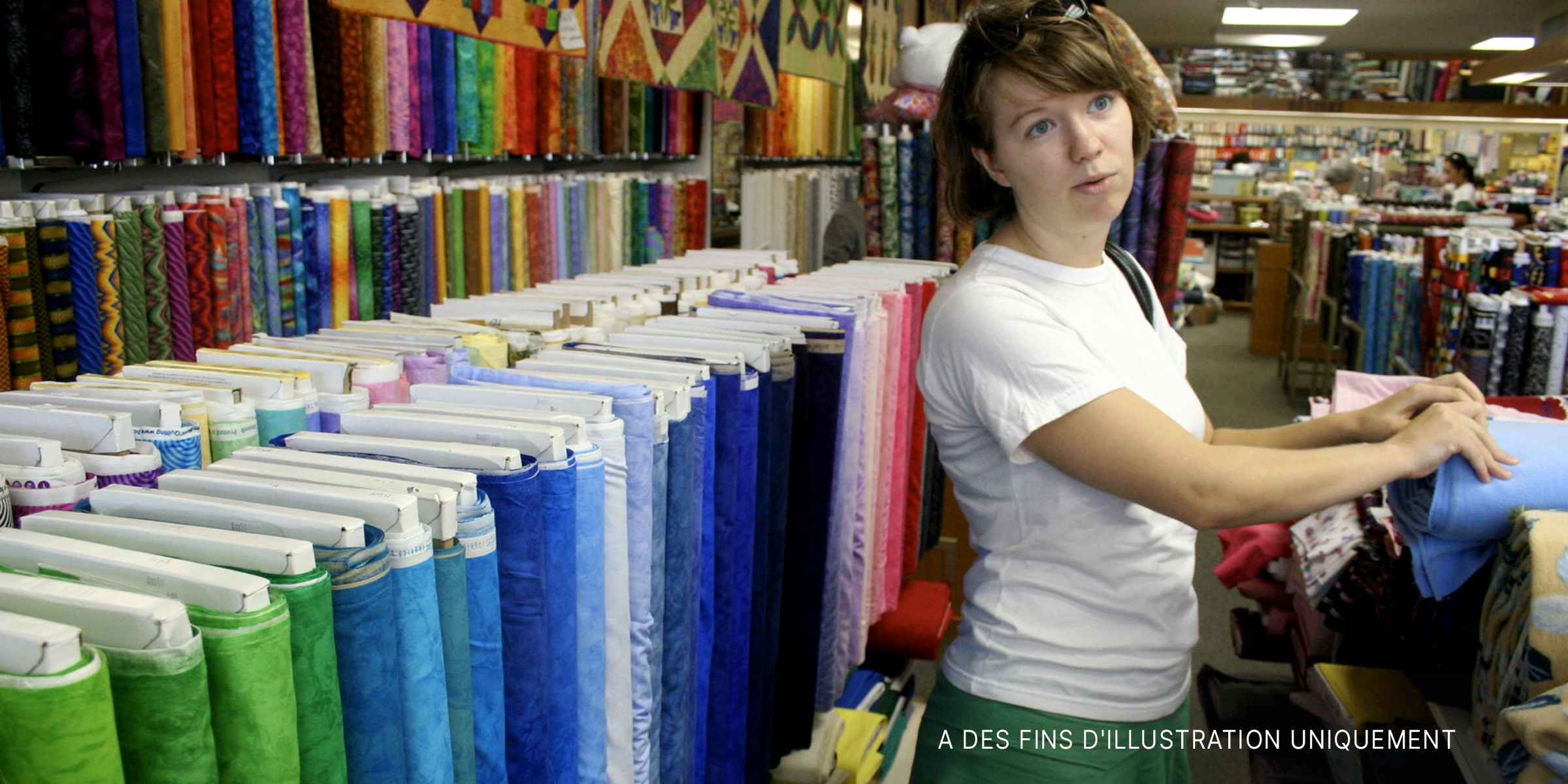 Une femme dans un magasin de matériaux | Source : Flickr