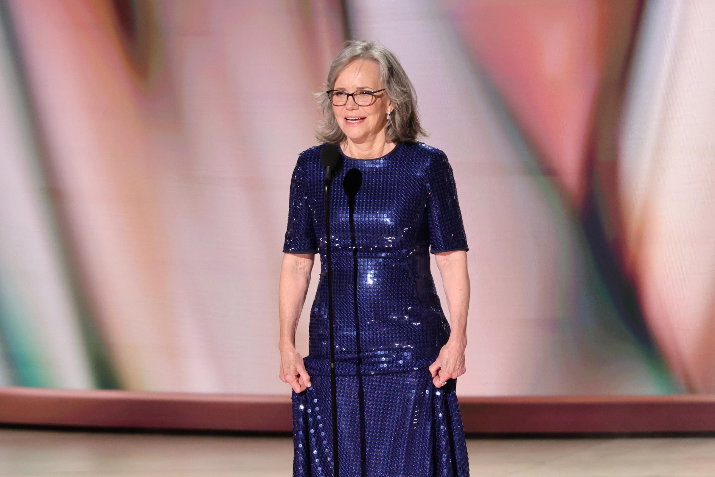 Sally Field prend la parole sur scène lors de la 78e cérémonie des Emmy Awards. | Source : Getty Images