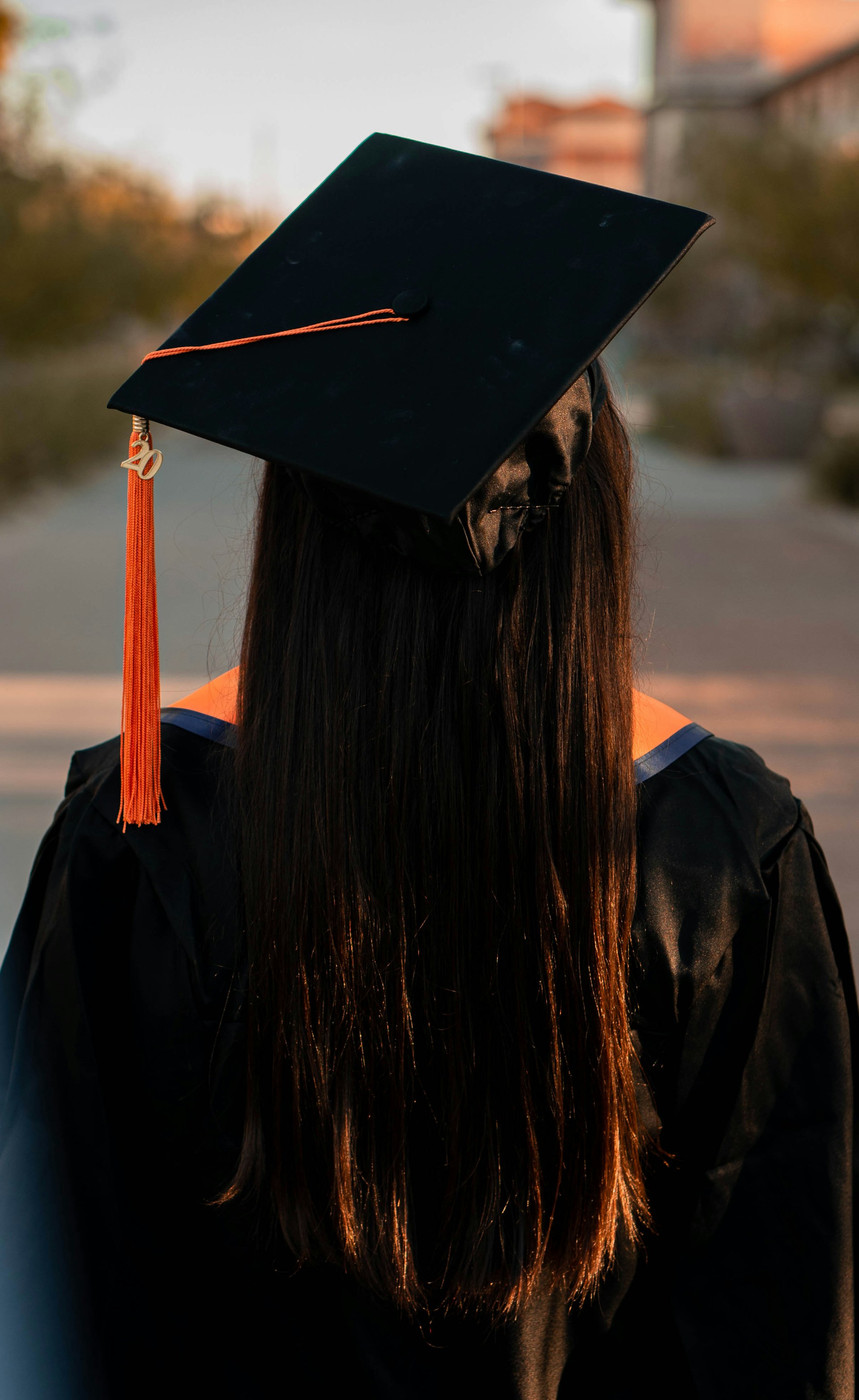 Une jeune diplômée à l'extérieur de son campus | Source : Unsplash