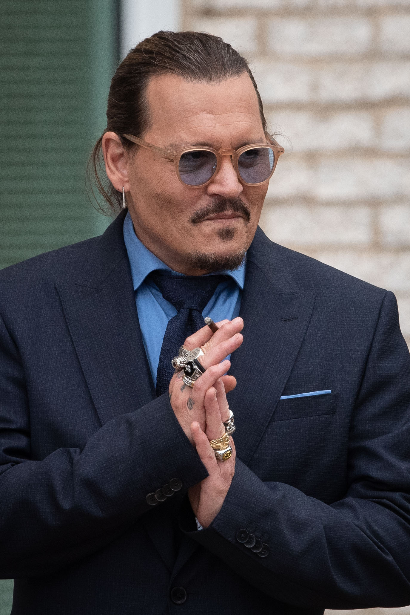 Johnny Depp faisant un geste à ses fans lors d'une pause à l'extérieur du tribunal pendant le procès civil de lui et d'Amber Heard au Fairfax County Circuit Court le 27 mai 2022, à Fairfax, en Virginie. | Source : Getty Images